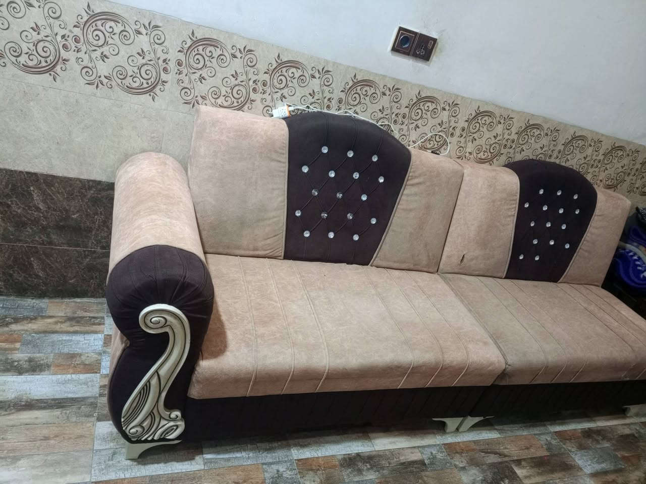 السلام عليكم يتوفر طخم قنفات ٦ قطع ومعا ٣ كوشات للبيع نظافه كدام العين مكانو حي الانتصار الاتصال على الرقم 
***********
***********

السعر 200 وبيه مجال بسيط
