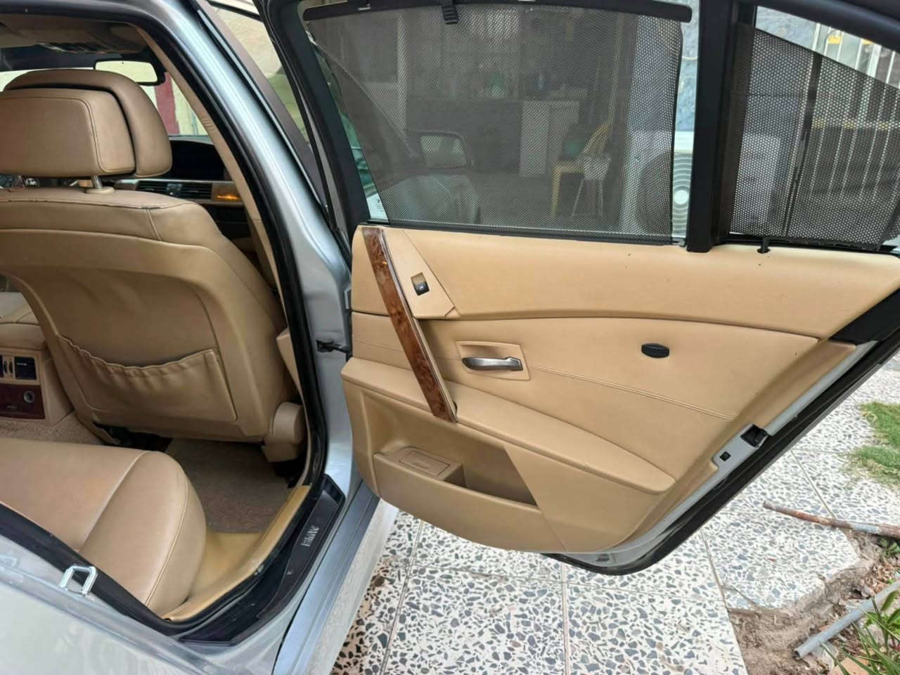 السلام عليكم 
Bmw 530i n52  نوزل قصير قبغ اسود 2007
محدث بالكامل 2010  مصبوغ بدون دكة جاكوج كفاله من الضربة بيها كم قطعه صبغ ابيعلك عام 
كت كامل M
مكينه وكير  30   جديد 
مال حاوية قبل شهر شادهن 
صدر امامي خلفي ممتاز 
هزة وفحص جديد تحويل ثاني يوم
شاشة كار بلي اصلي 
تحكم ماوس  
داخل بيجي فتحة سقف سلايت 
السيارة جاهزة وبدون برغي نقص 
وهواي مصروف عليها 
115 
*********** بغداد, العراق
