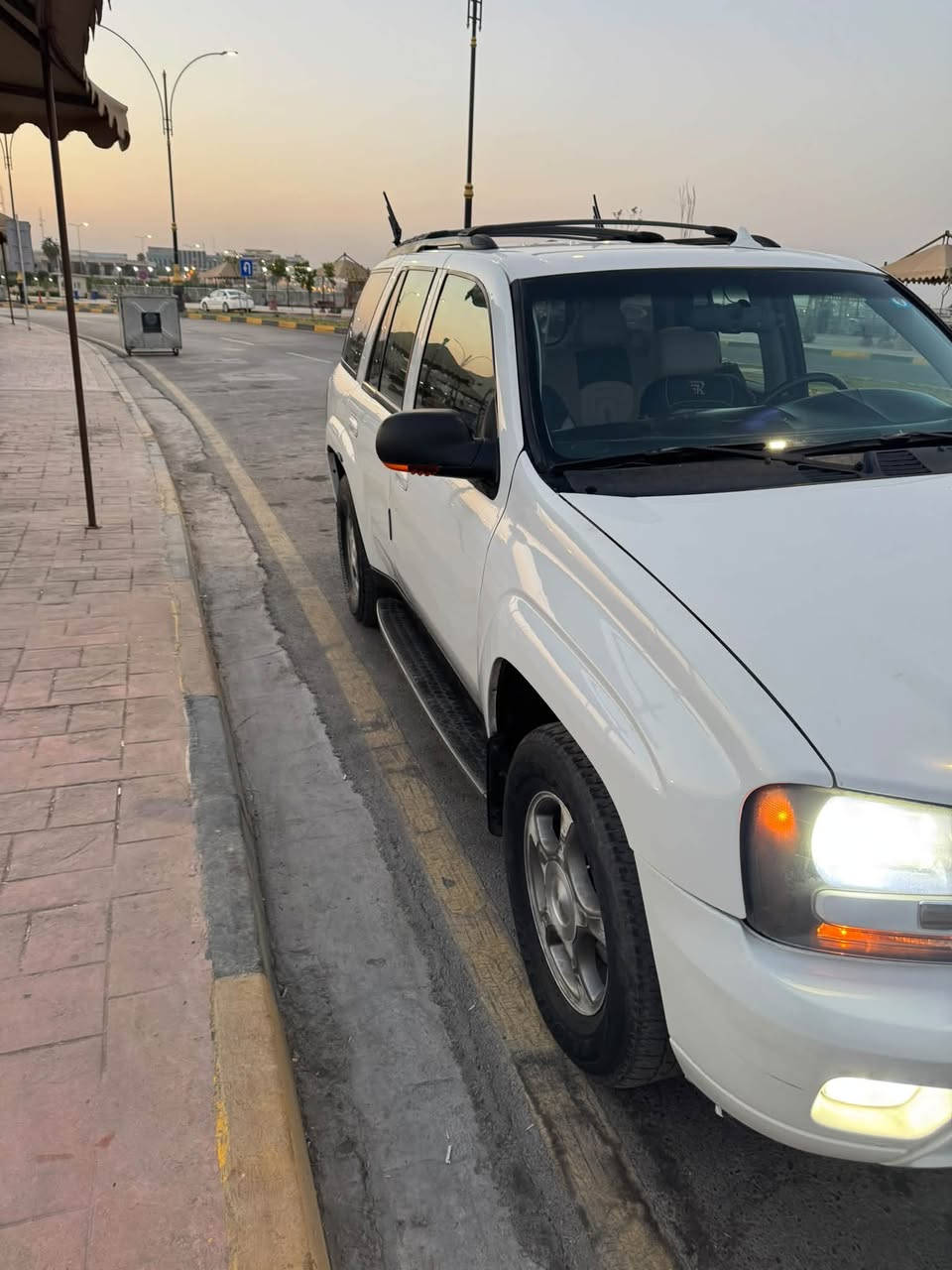 السلام عليكم للبيع شوفرليت تريل بلايزر 2005 السيارة باسمي تحويل مباشر رقم نينوى مكانها موصل ماشيه ١٣٥ الف خليجي صبغ عام جمالية وبيها طخه بسيطة بين باب النفر والخلفي السيارة جاهزة محرك كير كهربائيات بشرط طخم امامي خلفي جديد تبريد تلج مراوح عاصفة كهربائية حماوتها اقل النصف ثابت
مواصفاتها 
تشغيل عن بعد تحكم ستيرن اشاير بل مري مراية وسطية شاشة وداش كام اضاءة محيطة 
السعر 75 وبيها مجال للاستفسار ***********
