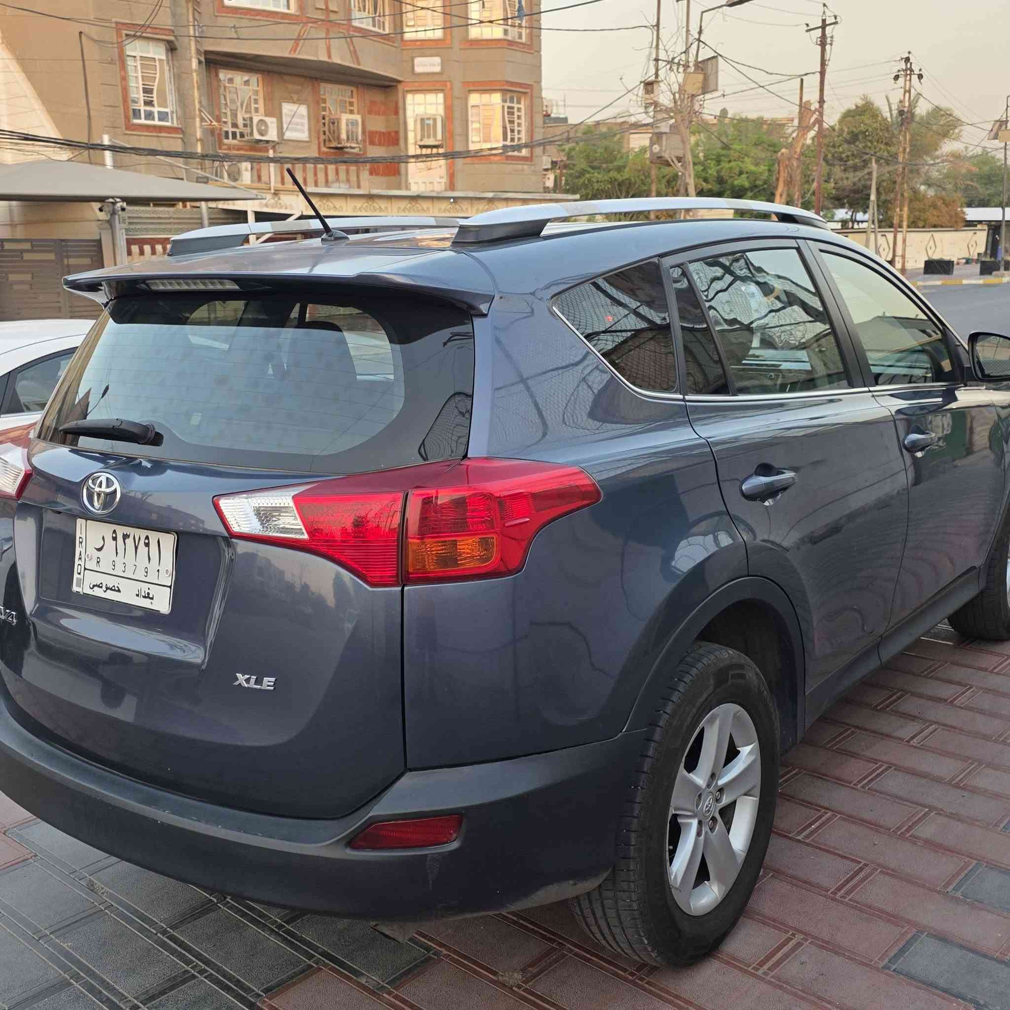 راف4 موديل 2013
وارد امريكي XLE
محرك 2.5L 
فتحة سقف
ماشية 64000 ميل
حادثهة صندوك و جاملغ خلفي موضح بالصور
الصندوك مبدل وصبغ جاملغ خلفي قطعتين
والسونار هم موجود بالصور
محرك وكير سليم 
رقم بغداد
السيارة نظيفة بحالة ممتازة باسمي وعلى ايدي
السعر 140 ورقة وبيه مجال 
للتواصل واتساب 
***********
