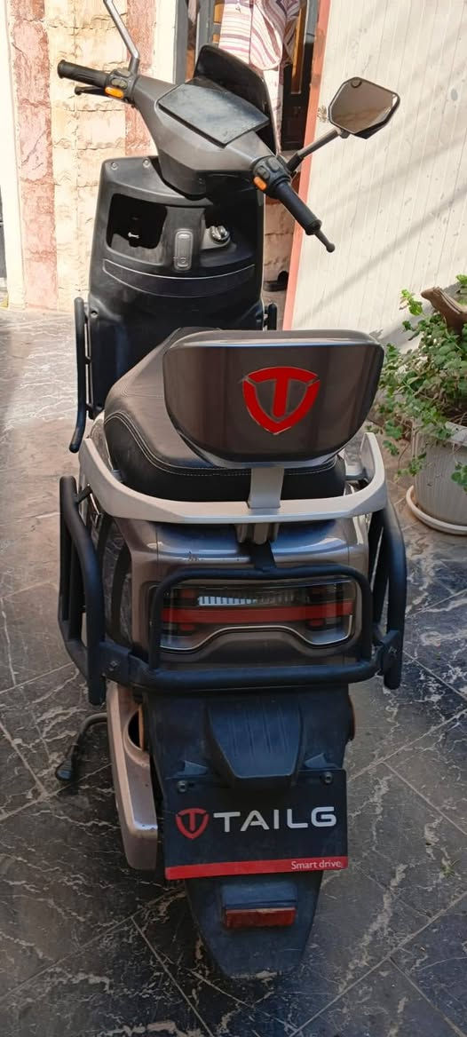 سكوتر Tailg F-Power الكهربائي
التصميم والهيكل: تصميم عصري أنيق بلون رمادي مميز مع شاشة عدادات أمامية داكنة، ومرايا جانبية عاكسة واضحة.
الإضاءة: إضاءة أمامية LED متطورة بشريط إضاءة عرضي يحمل شعار TAILG لضمان رؤية ليلية ممتازة.
الأداء والقدرة: مزود بنظام الدفع الكهربائي (F-POWER) لضمان عزم قوي وسلاسة في الحركة داخل المدن والطرقات.
أنظمة الأمان والتحمل: مدعم بدعامات حديدية جانبية لحماية الهيكل، مع نظام تعليق أمامي (دبلات) وإطارات متينة توفر ثباتاً عالياً. 
الملف : 2000 W 
6 بطاريات مصطره نوع كرافين 
التواصل على هاذا الرقم : ***********
العنوان : بغداد حي تونس
السعر : 900
