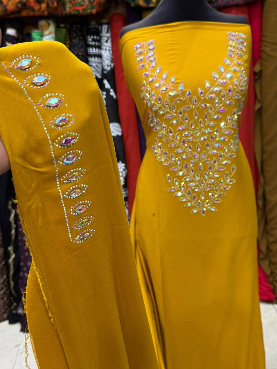 🌷  شغل شذر ستراس حراري + حجر بارز يدوي 🌷

✨ على قماش كشمير كوباي مطاط الأصلي
💎 مشغول صدر وردن راقي
📏 طول القطعة مترين ونصف
👗 يتفصل كلوش ومناسب لجميع الأحجام

🚚 التوصيل لجميع المحافظات: 5,000 دينار فقط

📩 للحجز والاستفسار راسلونا واتساب ♥️
‏‪ ***********‬‏📞
