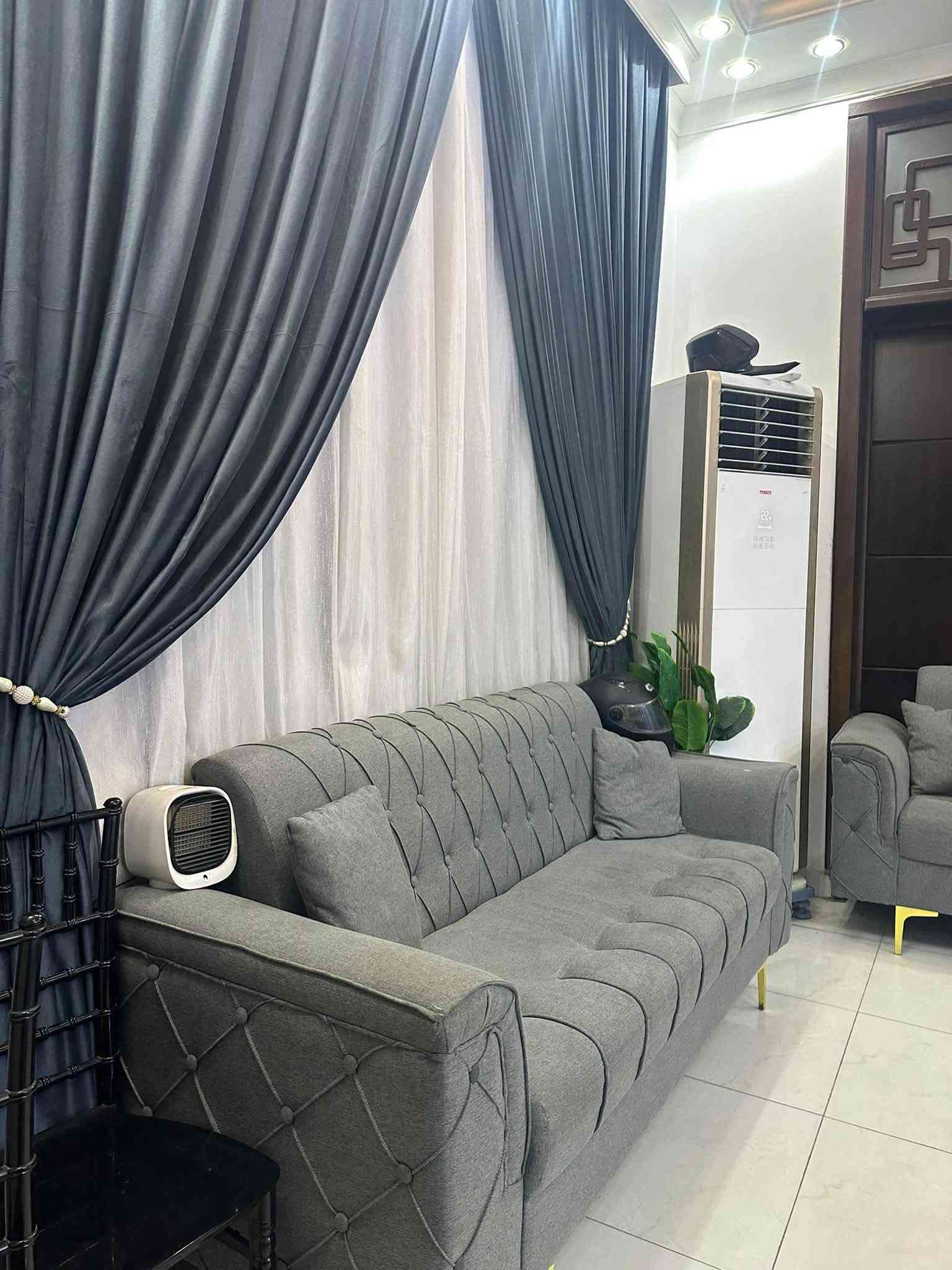 السلام عليكم  بيت طابقين مساحة 150 واجهيه 13 نزال 11 البيت يحتوي على 4 غرف نوم و 4 حمامات الغرف 2 جوه 2 طابق ثاني  الغرف الفوك نضام سويت على مساحة البيت وبداخل مجمع صحيات متكامل  وايضاً اكو مساحة فوك ترهم بين الغرفتين  يرهم غرفه يرهم هول العنوان حله طهمازية عامود 80 
الاستفسار:***********
ملاحظة الستقبال والهول والغرف الفوك السقوف ديكورات
