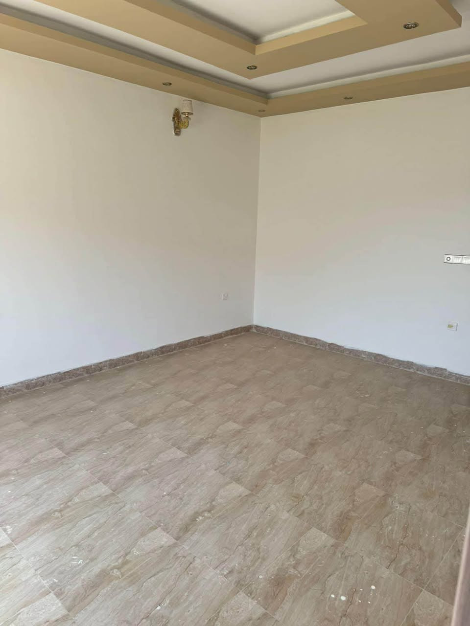 السلام عليكم بيت للبيع مجمع القريه الذهبيه
جاهز للسكن 
مساحه 200 متر 
3 غرف نوم 
طابقين 
مقدمه 50 مليون 
شهري 660 الف 
بدون سنوي 
سعر الكلي 175 مليون 
للأستفسار ***********
