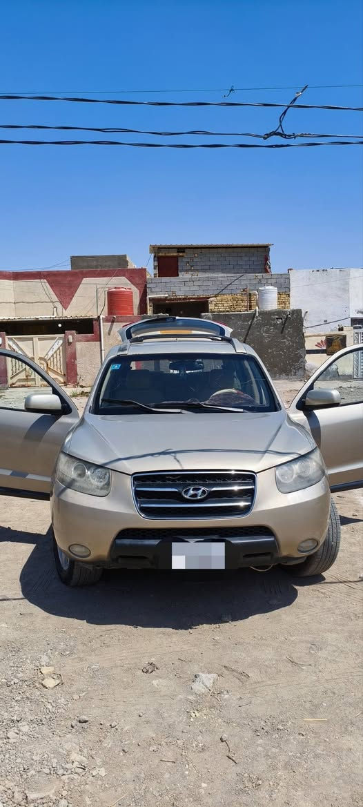 سلام عليكم 
سنتافي موديل 2009 خليجي  رقمها ذي قار بسمي. 
مكفولة السياره ما عدة الجاملغ الخلفي بيه طخه اباب  
السيارة خير من الله تبريد،  تخم تاير جديد 
لايت زنون  ،  كهربائيات كلها شغالة 
السيارة مال جناي  .  السونار موضح بلصورة 
التواصل على الرقم :  ***********
