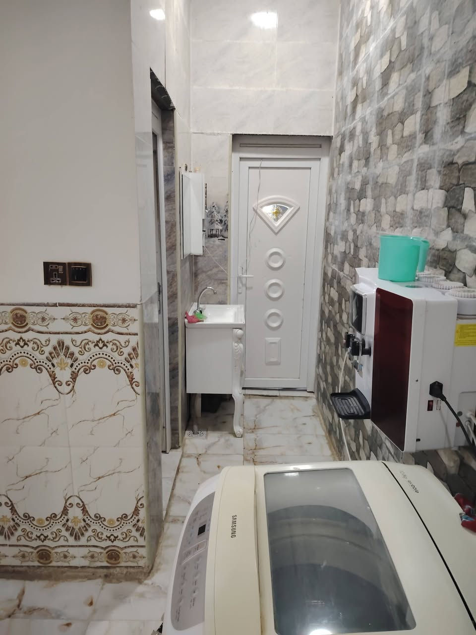 بيت للبيع مجمع النفط الرابع مساحة البيت ٣٢٠ متر طابق واحد الواجهه ٢٠ /متر/والنزال ١٦ متر/بل اضافه خط نت وخط مولد مجاني حديقة جانبيه ٨٠ متر بيها محل خدمات مدفوعه اما السعر جدآ مناسب رقم الهاتف *********** ياالله يارزاق
