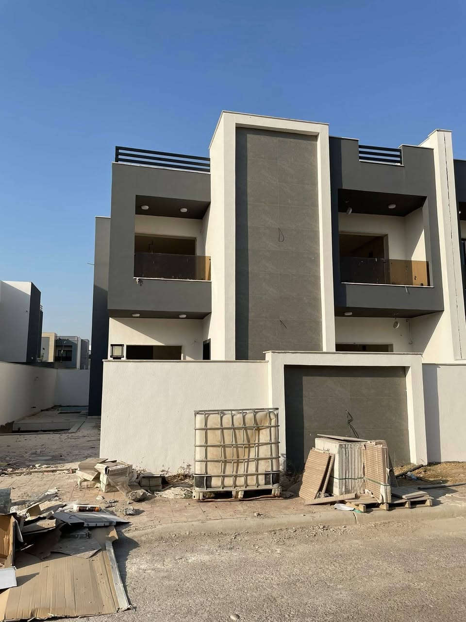 مقابل جامعة ديالى
أستلام قريب💥

‎📐 مساحة البناء: 250 م²�🏠 طابقين�🛏️ 4 غرف نوم�🚿 3 حمامات�🛋️ صالتين�🌿 حديقتين�✨ استقبال واسع ومميز�🏊 مسبح خارجي

💎 تصميم عملي ومساحات مريحة، مناسب للعوائل ويمنحك خصوصية وراحة

📞 للاستفسار ومعرفة السعر والتفاصيل /    ***********   

‎🔥 فرصة مميزة للسكن أو الاستثمار — لا تفوتها!
