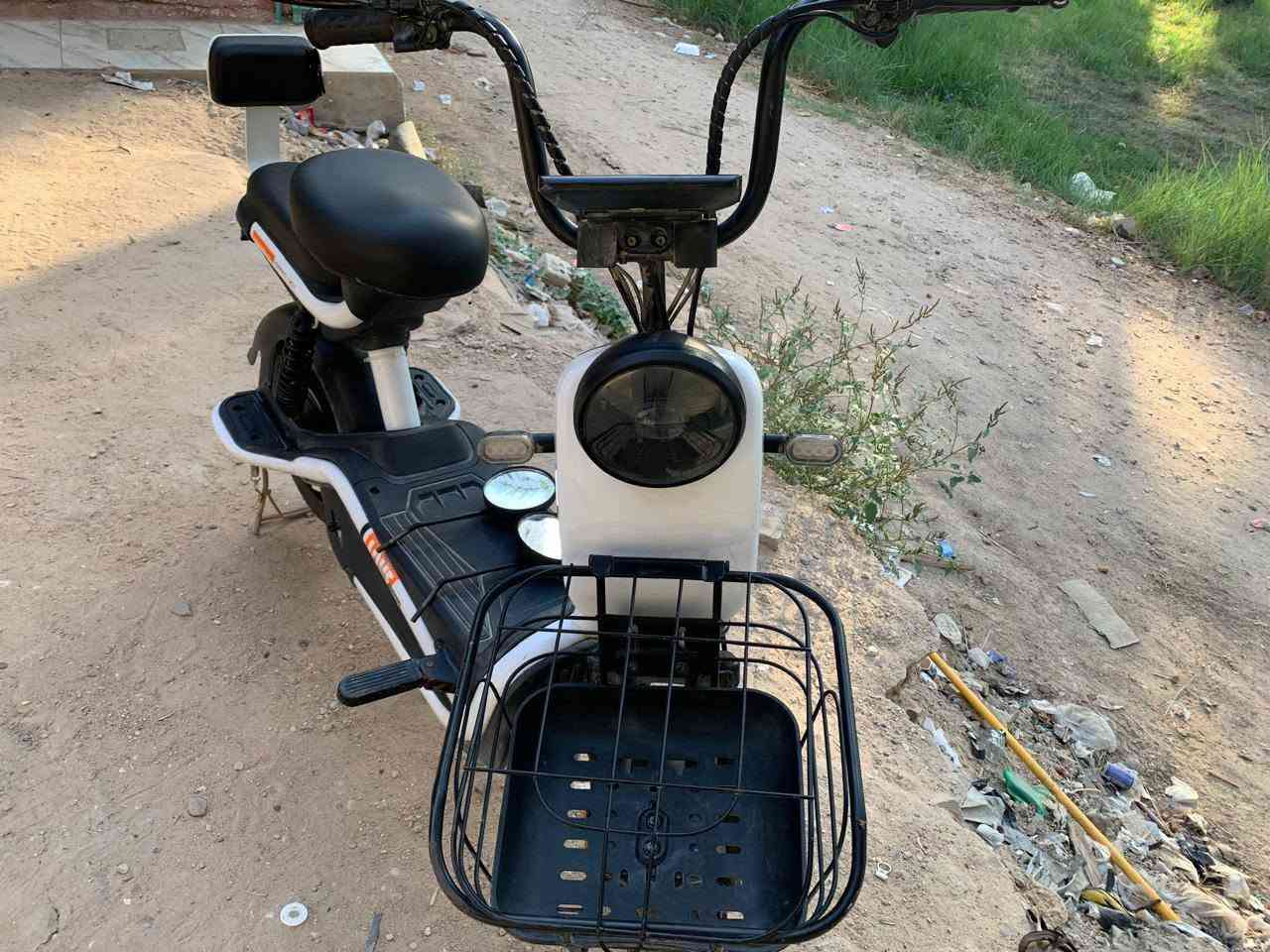 بايسكل شحن مستعمل للبيع بطاريات نضيفة شغاله سرعة وحده 45 كيلو متر بالساعة السعر 325 وبيه مجال المكان البوبيات الرقم ***********
