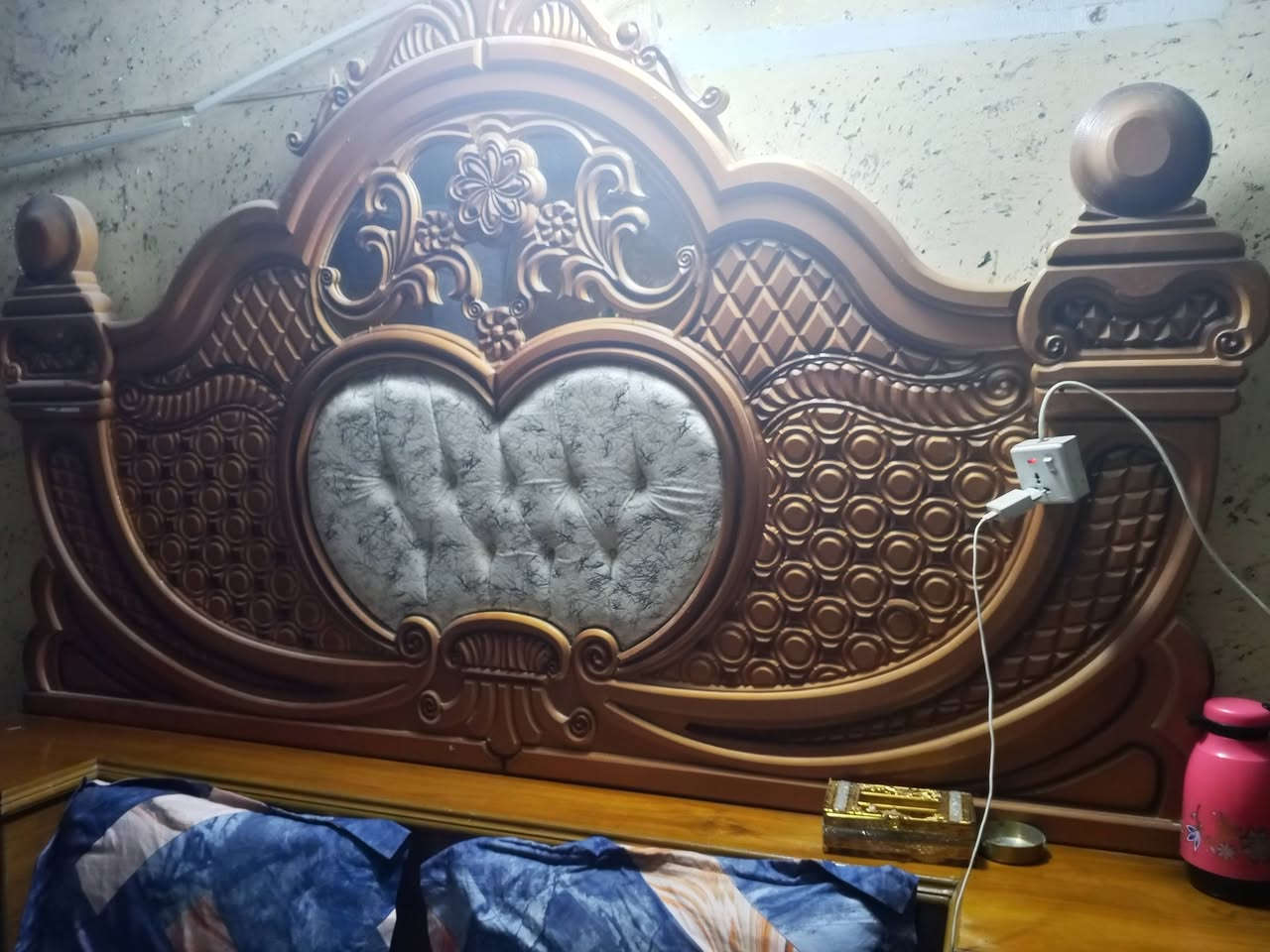 غرفة نوم ٦ ابواب طابقين ديوان  خشب صاج كما موضح بالصورة مع دوشك ضغط عالي النظافة ٩٠٪ السعر (٨٠٠) الف دينار وبيها مجال بسيط المكان الحبانية السيسي قرب جامع حسب الله للاستفسار الاتصال على الرقم (***********)
