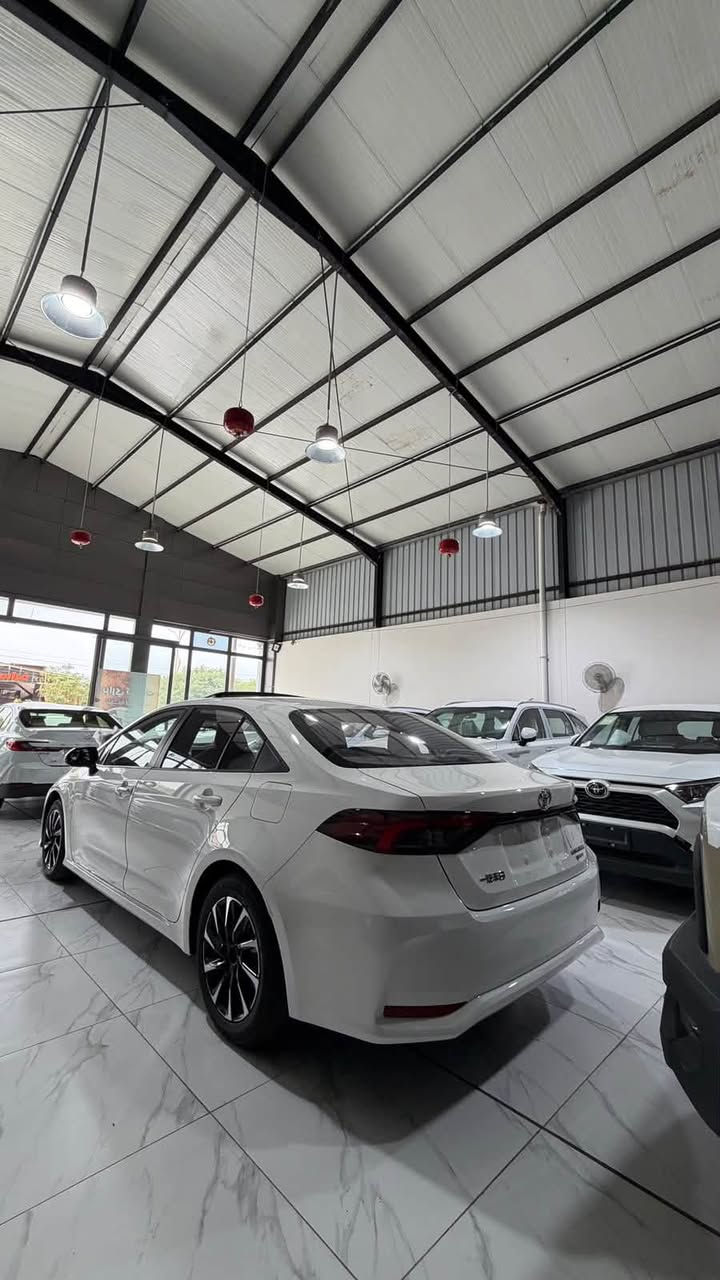 ✨ الشكل الجديد 2026 وصل! ✨ تويوتا كورولا هايبرد 🔥

🚗 سيارة تجمع بين الأناقة، التطور، والاقتصاد
بتصميم عصري جديد كلياً يخطف الأنظار من أول نظرة 😍

🔹 محرك هايبرد اقتصادي 1.8L
🔹 صرفية وقود ممتازة
🔹 شاشة حديثة + Apple CarPlay & Android Auto
🔹 أنظمة أمان متطورة لراحة بالك
🔹 تصميم أمامي وخلفي جديد بلمسة رياضية

💡 الشكل الجديد يتميز بـ:
✔ خطوط انسيابية عصرية
✔ إضاءة LED أمامية وخلفية مميزة
✔ واجهة هجومية أنيقة

📍 سيارة مثالية للاستخدام اليومي داخل المدينة والسفر
📍 تجمع بين الراحة، الاعتمادية، والتوفير

🔥 إذا تبحث عن سيارة عملية + شكل حديث… هذه خيارك المثالي!

💰 السعر29.250.000 د.ع [ لا يشمل اللوحات
📞 للاستفسار والتواصيل ،.***********
