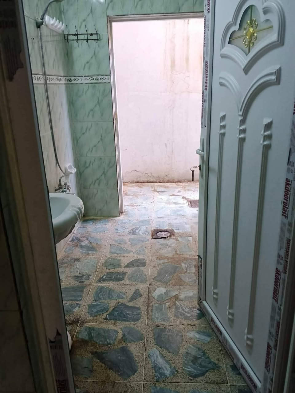 السلام عليكم بيت للبيع في منطقه دور السكرخلف معمل النسيج  ملك صرف باسم شخص واحد سند جديد
السلام عليكم بيت للبيع في منطقه دور السكرخلف معمل النسيج  ملك صرف باسم شخص واحد سند جديد 
🔵 مساحة البيت 108 متر مربع
🔵يتكون م̷ـــِْن طابقين منفصل واحد عن الثاني بدرج خارجي
🔵يتكون غرف نوم عدد 3 +استقبال +هولين+صحيات بالطابقين +حمام 2+ تواليت 2
🔵سقوف ثانويه بيه
🔵سيراميك بالصحيات
🔵 جام المنزل مضلل
🔵صبغ جديد + واجهة البيت نثر 
🔵الماء والكهرباء صافي مدفوعه بالكامل
🔵يقع ثاني بيت عن شارع مدخل الحي
🔵السعر اتصال + واتس اب
📱***********
