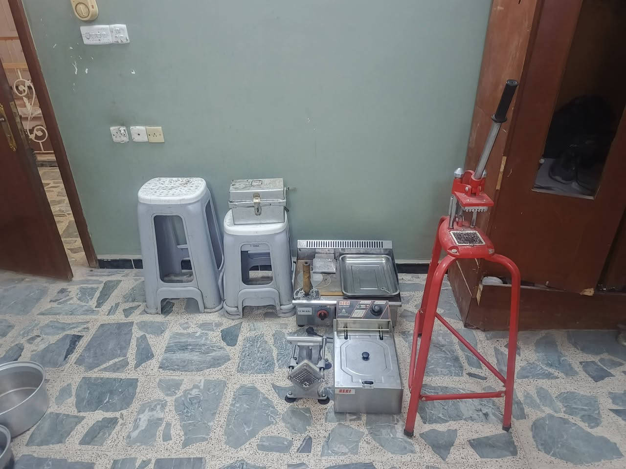 البيع مالت كافتريا غراض جديده ستعمال قليل يواصل علئ خاص***********
