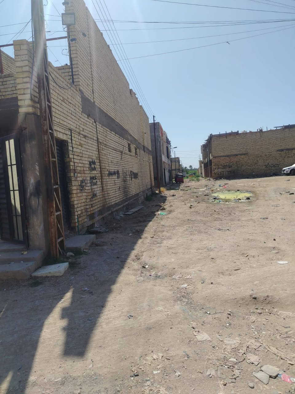 السلام عليكم
بيت ركن للبيع 

سند 25 زراعي 

مساحه (209).  واجه (9.5). نزال (22)

طابقين الطابق الاول كامل والثاني هيكل طابق الارضي 

غرفتين نوم وصاله وحمام ومطبخ استقبال حمام خارجي 

 خدمات كامله 

العنوان سيطرت الشعب القديمه 

سريدات القديمه المربع الثالث 

السعر اتصل 

***********

