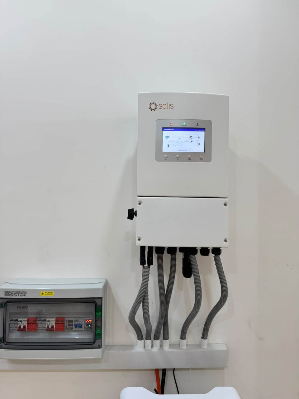انفرتر Solis 10kW • بطارية Pylontech • ألواح AIKO ثنائية الوجه