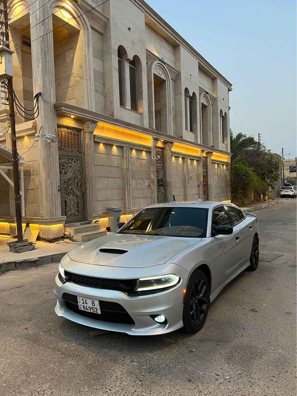 السلام عليكم 
دوج جارجر 2023 Sxt اصل الاصدار الاخير
البدي كفاله عامه وصور الحادث موضحه بالصور دعاميه اماميه فقط 
ملاحظه سياره عليه كت Srt وبنيد الاصلي موجود عندي
سياره جديده وبعدهي ع وضع الشركه ماشيه 50 الف جاهزه من كلشي 
محرك 3600 تو ويل
رقم بصره تحويل سنويه لـ2030
السعر 235 وبيه مجال مكاني بصره الجبيله
بيع او مراوس حسب قناعه
*********** البصرة, العراق
