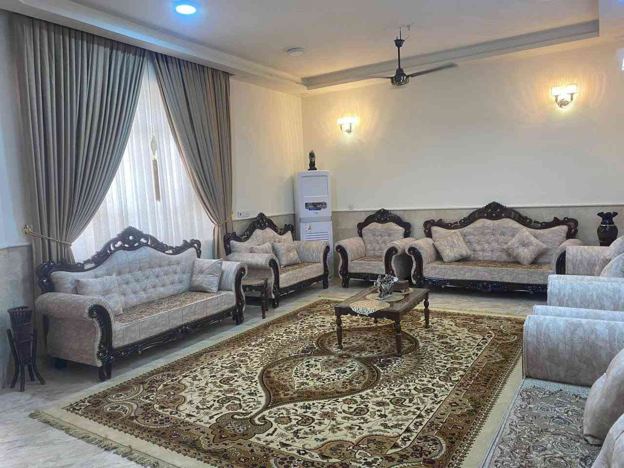بيت للبيع حي البلديات الاطباء الاخصائيين خلف البنزين خلف سما كربلاء موقع مميز ثاني بيت عن الشارع العام مساحته 250 متر بناء 2024 يباع مع الاثاث خمس غرف نوم بيت  صار استقبال مطبخ صحيات عدد سته ***********
