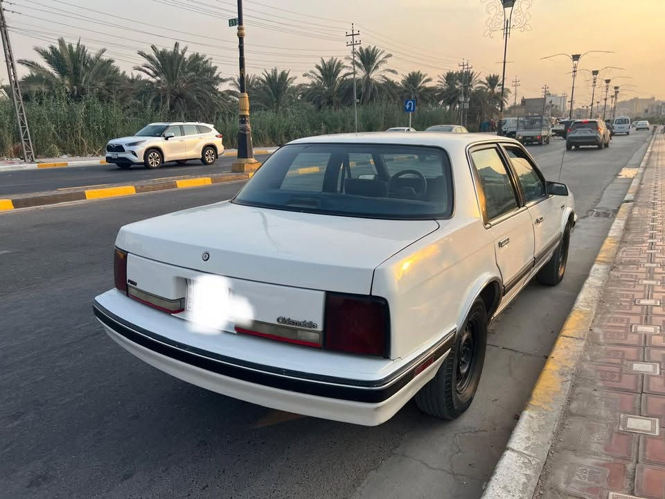 اولدز موبيل
موديل 90
لون ابيض 
رقم بغداد انكليزي بأسمي
تخم تاير جديد
تبريد شغال ثلج 
كير ومكينة مكفول
بيها مكانات صبغ بسيطة
مكان السيارة كربلاء / شارع السيدة زينب قرب فندق البارون
السعر 55 وبي مجال
رقم الهاتف ***********
