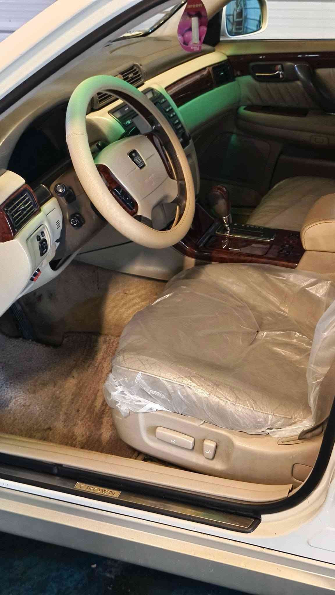 سلام عليكم كراون للبيع فقط بدون مراوس
سيارره مفحوصه ومدفوع كمرك وضريبه وكامله قرصه بل جكمجه ضاله بس عله فلوس الرقم سياره كفاله عامه حته من البارد خضراوي طوخ تحويرت نجف فوك وجوه شرط سياره طك فلين وحله من الصور 

موديل 2002
شاصي 75 
كرستال اصل 
ديفور الكبير 
داخل جلد 
تبريد ثلج 
3دكم 
ويل حاويه نجمه حداديه وره وكدام كارتون 
تحكم ستيرن 
تخم تاير جديد
اريل اصلي 
بعد هواي شغلات يعرفونه الجنايه***********
