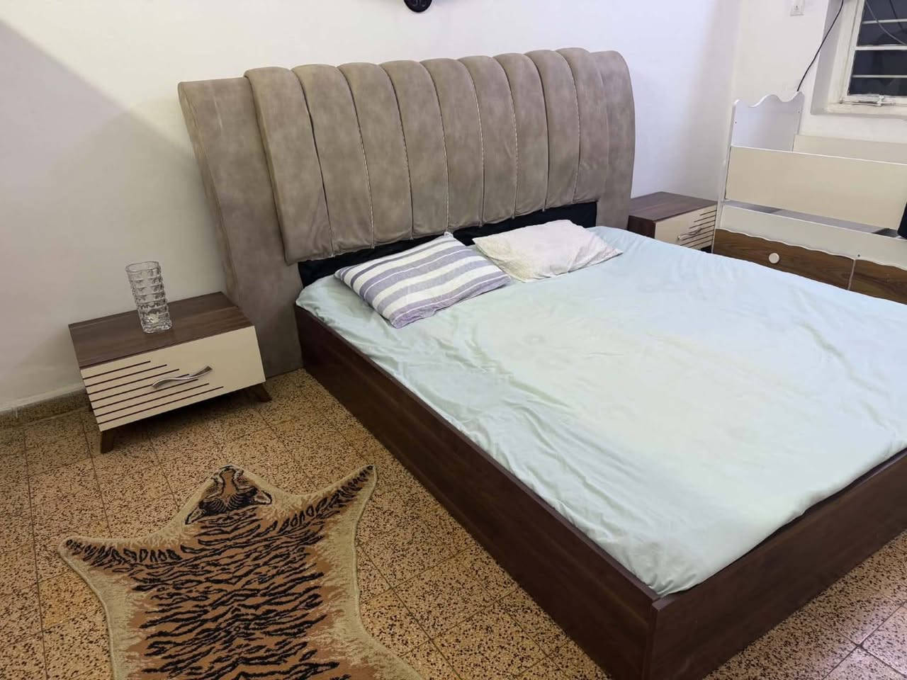 السلام عليكم غرفه مال بيت كلش نضيفه سعرها 230 وبيها مجال اتصال ***********
