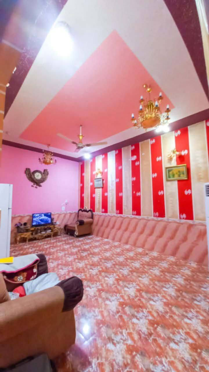 بيت طابو صرف على شارع تجاري في خور الزبير مساحته 250 وبي  مساحه كبيره امام البيت يصلح بيها مشروع البيت بي ثلاث غرف نوم وصاله كبيره وهول وديوانيه ومطبخ وحمامات داخليه وخارجيه سعر البيت اريده 130 مليون وبي مجال علما بناء جديد  ***********
