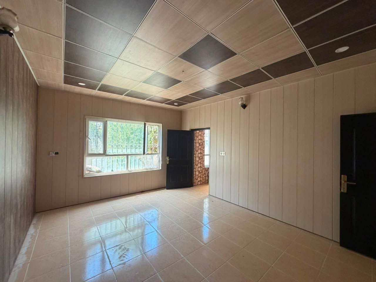 ئةم خانووه بۆ فروشتنە 👍 
منزل للبيع في اربيل ستي قرب لاوان 
مساحه 200 متر 
وجهة على القبله 
سعره كلش مناسب 
طابق ونص غرفتين صاله مطبخ استقبال 

السعر / بس 7 دفاتر و95 ورقه وبي مجال 

للاستفسار اتصل برقم 
*********** واتساب أربيل, العراق

