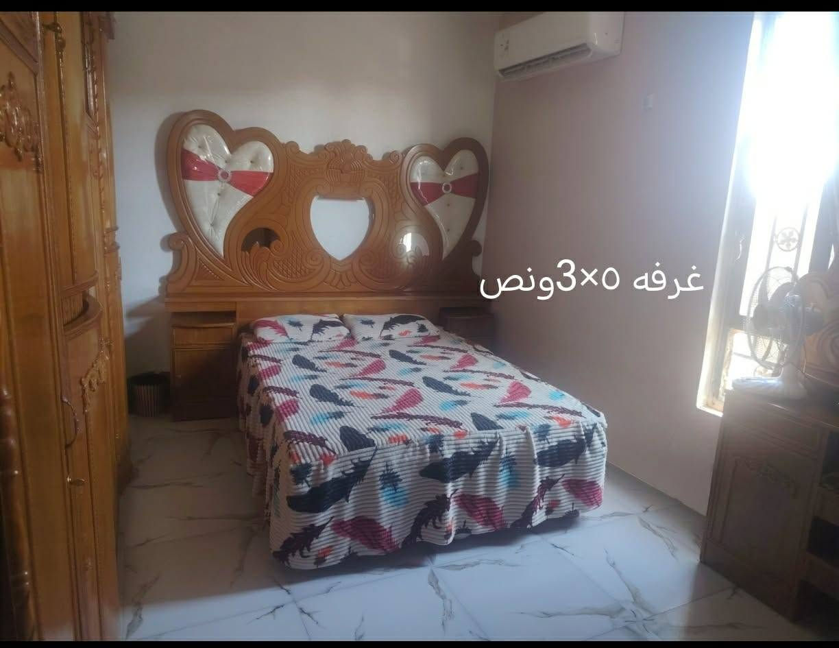مشتمل ١١٠متر شارع المطار خلف حسينيه عبد العظيم من يم نزلة اهل المخضر شارع بيت ابو سلام الشجيري طرمه وصحيات خارجيه ستقبال ومدخل ثاني عل صاله وحمام وترك جانب الصاله والغرفه البيت كوله مطبك بورسلين سقف البيت سندويش   والبيت نضيف وماناقصه شي   سعره مناسب اني عارضه ب٣٨ مليون ***********
