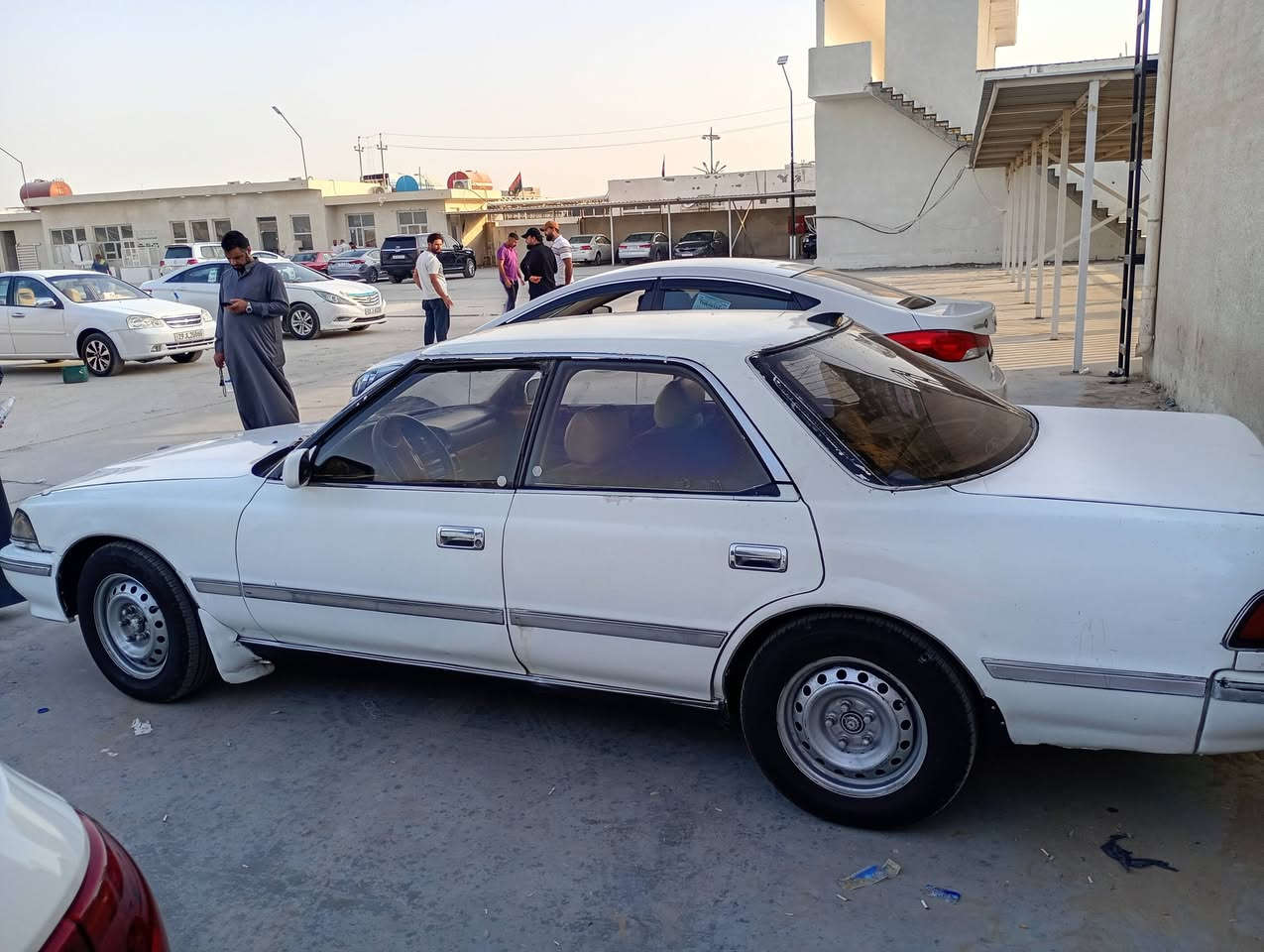 السلام عليكم 
سياره مارك موديل 1992  للبيع مكينه ونجي السياره جاهزه تحويل ثاني يوم تبريد شغال تخم تاير جديد حداديه جاهزه كير جديد المكينه بيها خيط بخار رقم انكليزي بغداد مشروع وطني مصفره غرامات سنويه جديده هزه ما منتهيه مكان السيارة واسط مكفوله من الكص السياره عوزها ترتيبات بسيطه السعر 45 وبيها مجال للطيبين للاتصال ***********
