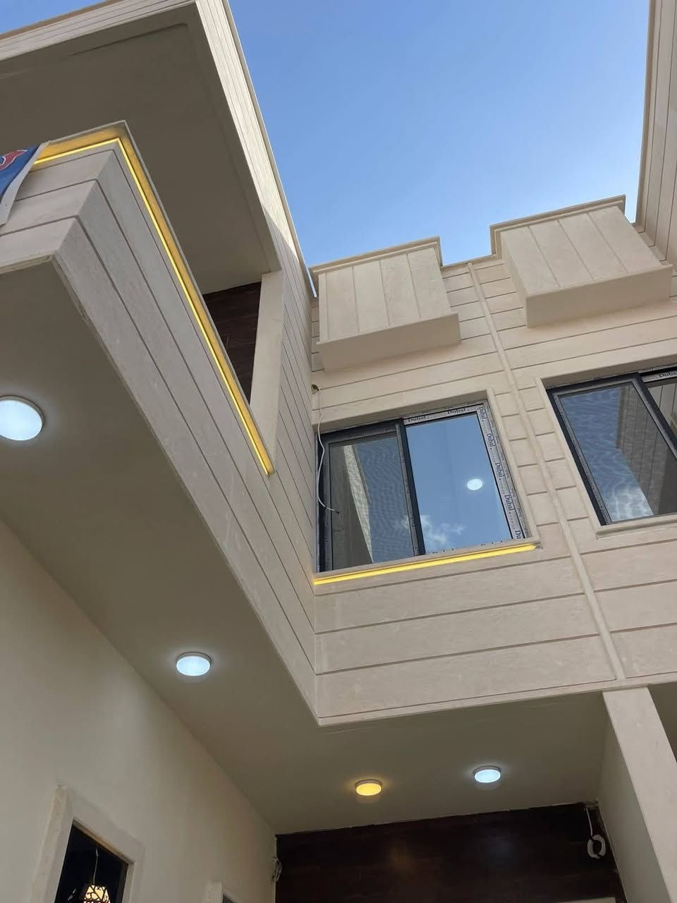 دار للبيع 🏠 

الموقع 📍 حي الصديق الأولى.قريب من جامع المهيمن. 🕌

المساحة.  115 متر ✳️. واجهة 6 ❇️. 

بناء حديث زيرو تسليم فوري فارغ 🔑 

شارع تبليط 🛣️ 

اتجاة الدار شروق 🌞 

تفاصيل الدار 👉. طابقين كاملة ✅ 

الطابق الارضي مكون من /غرفة نوم /هول مفتوح على الاستقبال/ مطبخ /صحيات /كراج /مناور ✨ 

الطابق الثاني مكون من/ غرفتين نوم/ هول/ صحيات/ بيتونة/بلكونة ⭐ سطح كاشي ⚡ 

نظام دكتات وسبالت ⚡ سقوف ثانوية جبسن بورد الطابقين كاملة ✅ واجهة حلان ✨

كما هو موضح بل الصور 📸  للاستفسار اكثر عن العقار الاتصال على الارقام التالية 👇 

***********📱

***********📱

***********📱

مكتب السماك لتجارة العقارات 👉. عنوان المكتب 📌 حي الصديق بعد مرطبات البحرين سائدين الصديق الرئيسية مقابل مدرسة  العقول المبدعة الأهلية 👉
