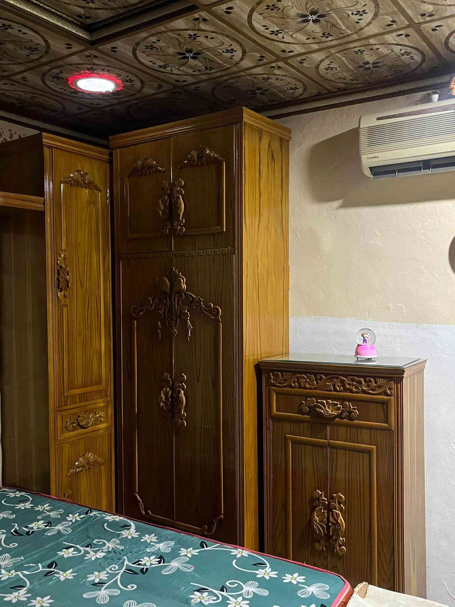 غرفة نوم خشب عراقي تفصال السعر مليون وميه
نضافه ١٠٠/١٠٠
***********
