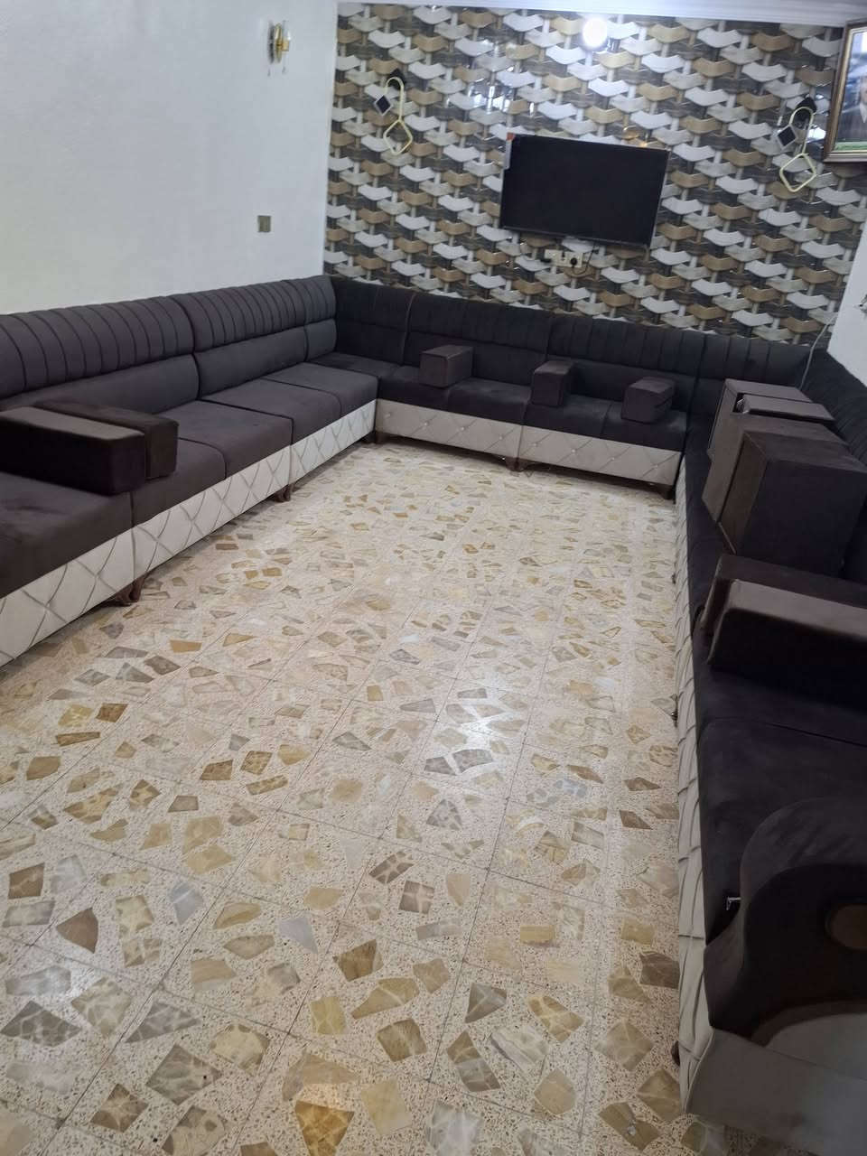دار للبيع ٢٠٠م طابقين جاهزة .٣مجمعات صحية حديقة .٢ غرف نوم .ومطبخ واستقبال وطابق ثاني ٤ غرف مع صحيات كاملة . حي العمال مقابل فرع بيت زبون الصريفي. ***********..
