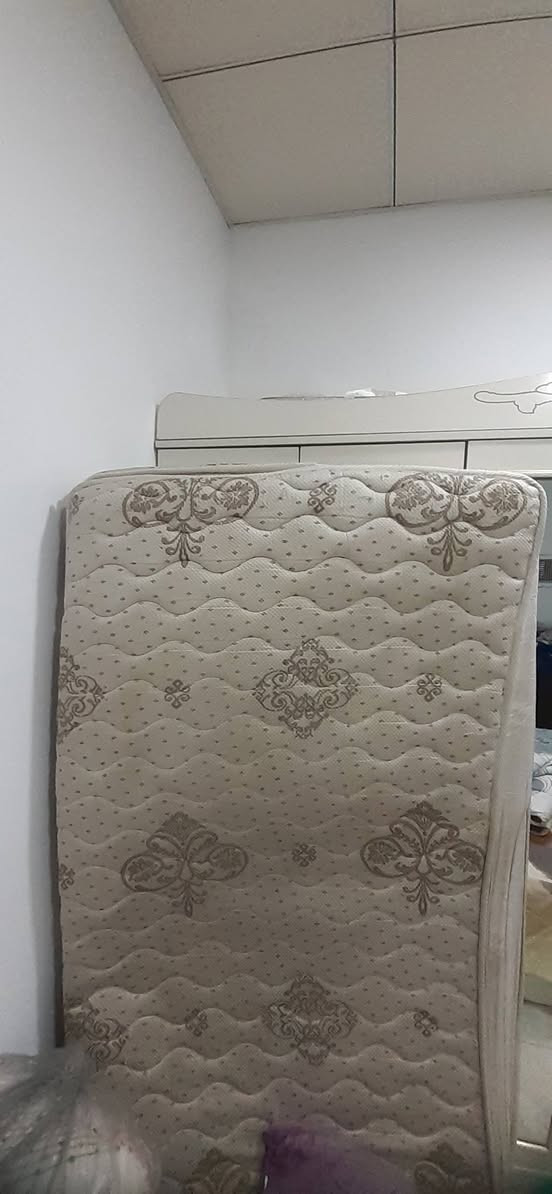 سلام وعليكم مغسل نضيف جدا السعر 60 الف 
الدوشك نضيف سعره 20 
الشمعه تعليق ملابس سعرها 10 
عندي زوليه 3 × 5 تركبه نضيفه حيل سعرها 20 الي مو شراي لا تراسلني ***********
