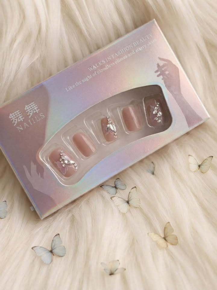 جمال الاضافر الكوريه تحتوي على ٢٨ اضفر مع ستيكر لاصق  😍💅
وبس بـ بألف ونص القطعة توصيل بابل ٣ الاف ومحافظات ٥ الاف🚗 
للحجز واتساب

***********

نص مكتوب في الصور:
- ١/١١ ٢:٠٧ المزيد من الرؤى 151 مشاهدة
- ٢:٠٨
- المزيد من الرؤى
- 151 مشاهدة
- ٤/١١