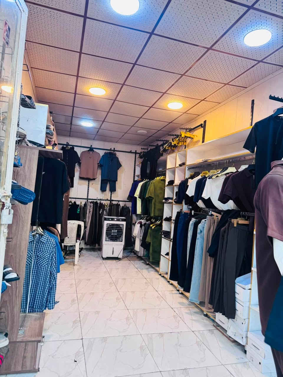 شلعة ملابس تصفية محل بسعر جدا مناسب العدد تقريبا 300 قطعه
*********** واتساب
