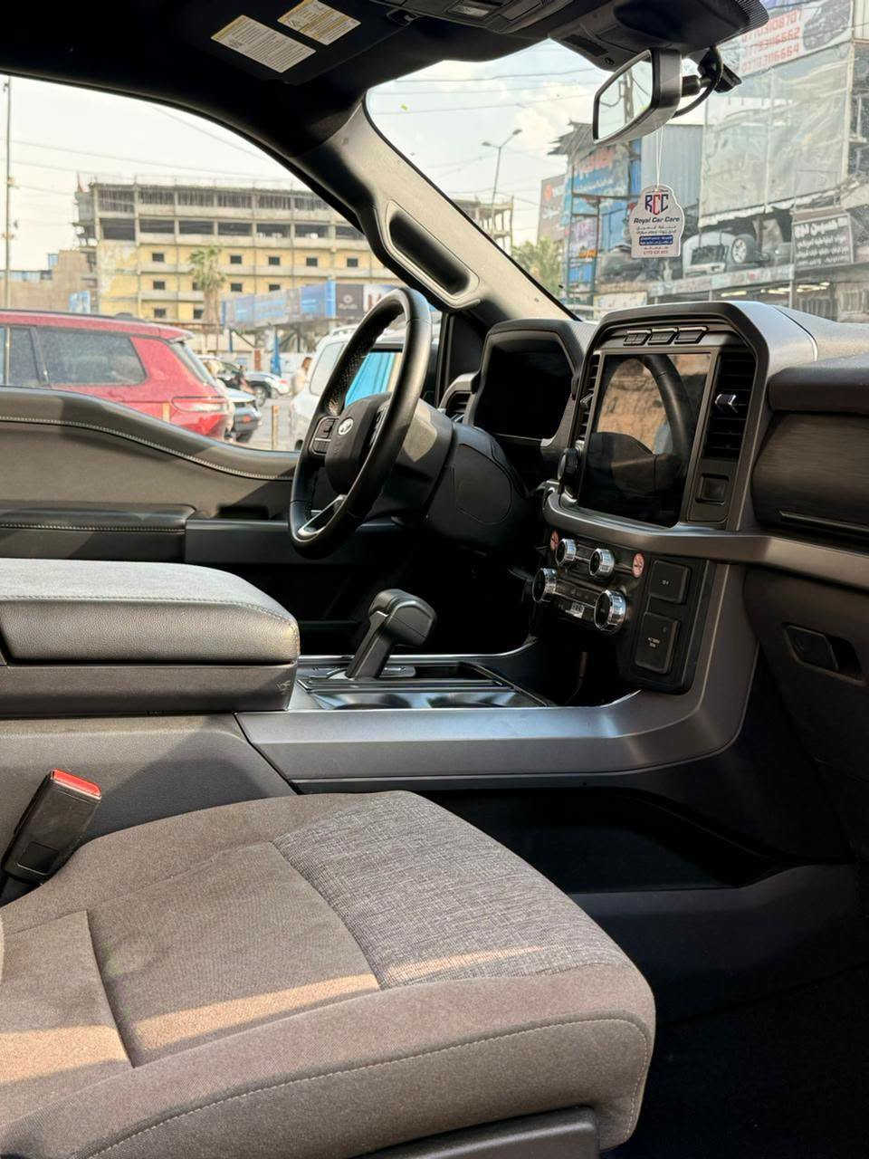 بسم اللّه الرحمٰن الرحيم
اللهم صلِ على محمد والِ محمد 
للبيع فورد F150  2024 هايبرد فول مواصفات  اللون بحري ازرق مميز
ممكن تترقم بغداد او شمالي 
ماشية 35000 ميل فقط  مكان السيارة ببغداد
مواصفات السيارة 
حساسات 
رادار 360درجه
كامرات 360 درجه
ميز طعام
باب بدي فتح عل البصمة كهربائي
شاشات عدد 2 ديجيتل حجم كبير مال فول مواصفات 
قيادة ذاتيه و تحديد مسار واتو ستوب توقف ذاتي
كير 10 نمر 
كشنات كهربائي و تدفئه 
مري  كهربائي و اشاره و كامرا 
انارة محيطية 360 درجة 
منافذ كهرباء 220 فولت و كذلك 110 فولت بكل مكان بالسيارة  3 منفذ بالبدي طلب خاص 
وضعيات القيادة اكثر من 7 انظمة ( جبلي و صحراوي و اقتصادي و طبيعي و سبورت و سلس و صخري و ممطر الخ...)
محرك 3500 تون تيربو كير 10 نمر ، 4 ويل درايف 
 السيارة  حادثها فقط البنيد مفتوح بدون صبغ و رصعة بالقمارة صغيرة جدا لمزيد من المعلومات واتس اب او اتصال 

 
***********
