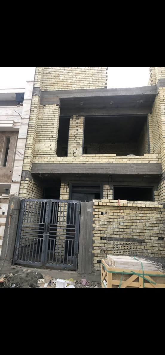 مشتمل ٥٠ متر واجه ٥  ونزال ١٠  للبيع في بغداد حي الجهاد الديوان شارع الشارقة بناء حديث مستخدم قليل بناء ٢٠٢٣ مسكون كلش قليل فقط بلعطل من كل سنة داخل وخارج مرمر البيت مدخلين الطابق الارضي استقبال وصالة ومنور وحمام طابقين ونصف سطحين ثلاث غرف نوم شغل درجة اولى من كهرباء وماء ومجاري
***********
