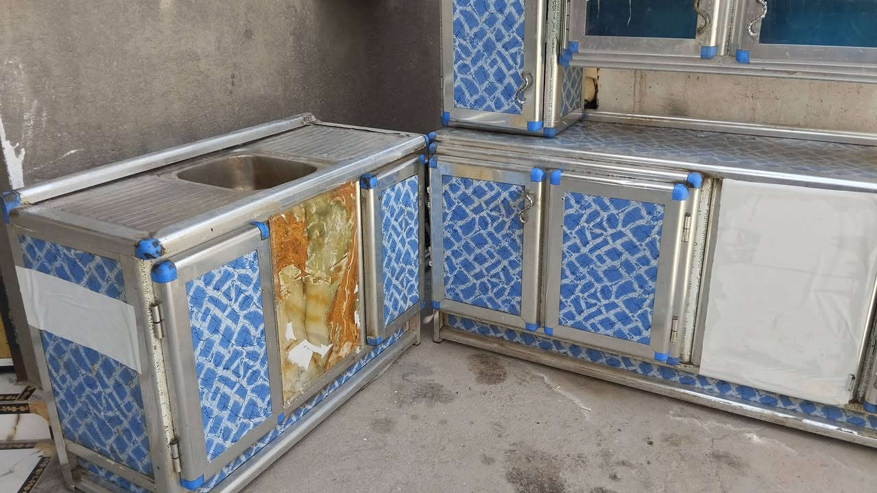 كاونتر  مترين ونص مع سنك للبيع المكان الزبير قرب مستشفى الزبير العام السعر 200 وبيه مجال شراي اتصل*********** وبيه واتساب
