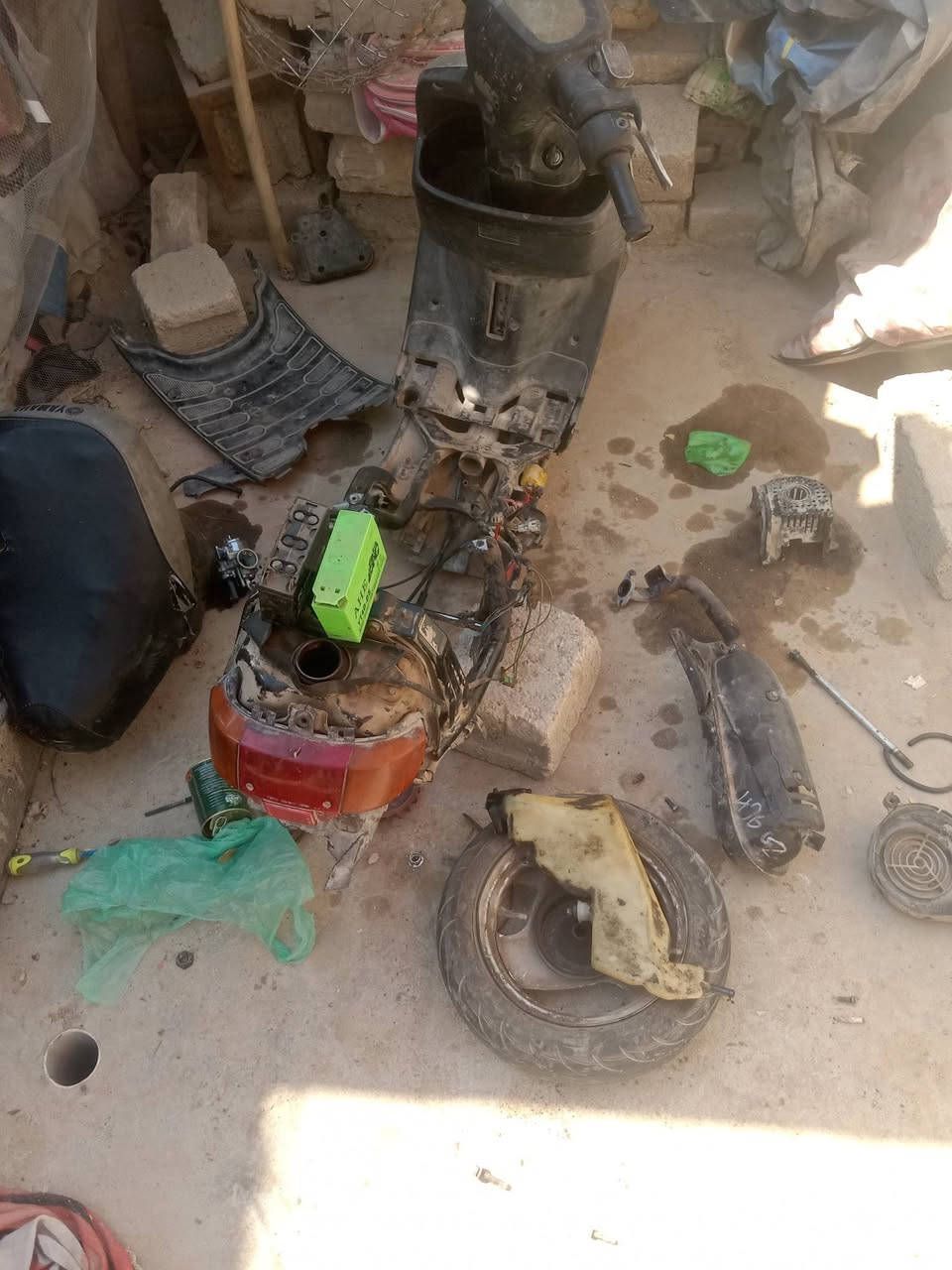 غراض دراجة للبيع صالنصة/تغير/شاصي/باتري/للتواصل خاص او على رقم ***********
