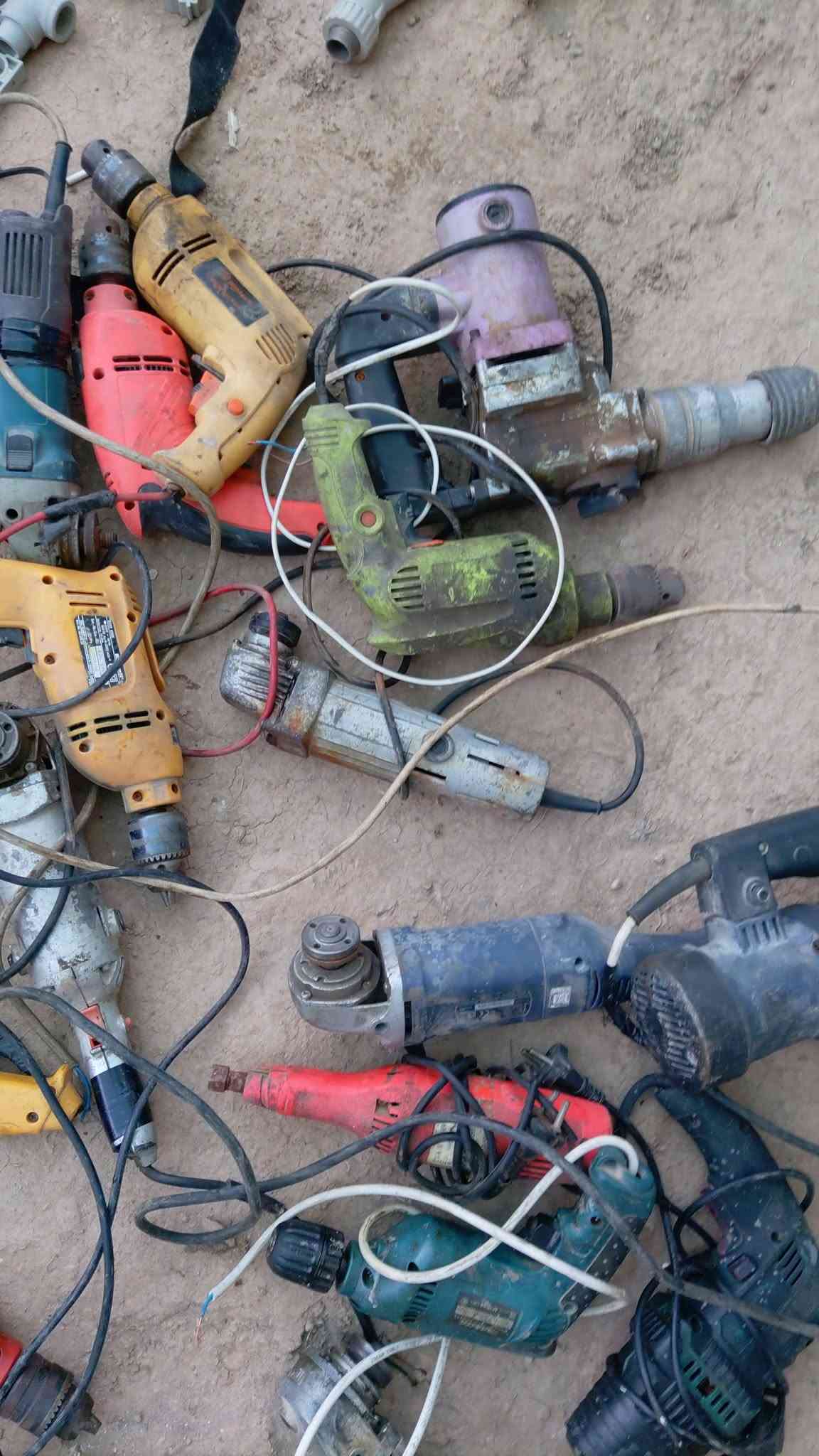 دريلات وكوسرات شغال عدد 24 قطعة بيع شلع 200 الف ***********
