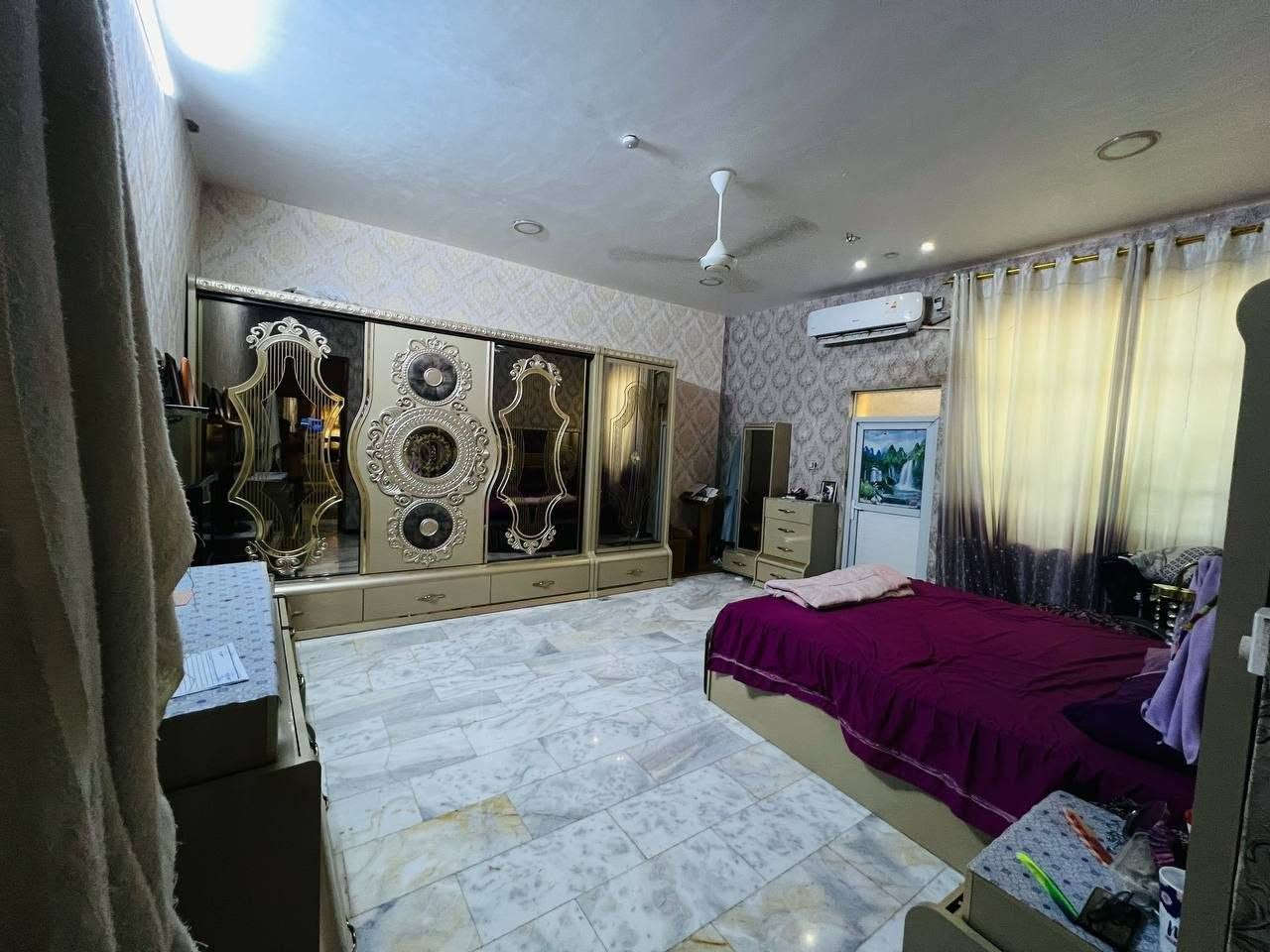 منزل البيع قرب ملعب الثيل ال11 قرب بنيه سيد سعد مساحه( 500) طابقين  يحتوي ع 10 غرف  من ضمن الاستقبال والمطبح الغرف نضام سويت +درج خارجي ودرج داخلي ..  يحتوي ع حديقه بمساحة 150 متر +صحيات خارجيه لاستفسار: ***********طابو صرف.. (ذي قار قضاء النصر )
