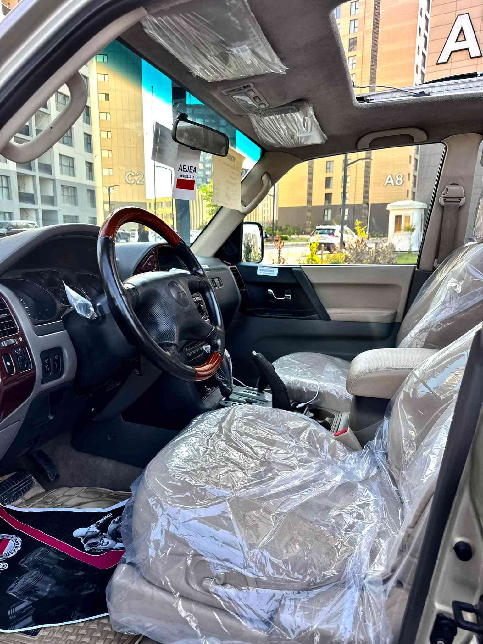 ‏MITSUBISHI{ PAJERO2007}           خليجي محرك :  { 3500  } V6 🛩️
سلام عليكم 🙋

فول الفول اعلى المواصفات الي بهذا الموديل

لليدور جديد وبعده بجياستها مال شركه

حته كتلوكاتها والعده مال شركه بعدهن عندي 

ملاحضه : اخواني لتقارنون السياره ب اي سياره معروضه بل سوك بموديلها وفئتها لان ماكو بنضافتها 

فقط بيها صبغ فقط الباب الي بصف السايق ومباوكين الجاملغ ويا اثر شخط بدون فتح اي قطعه من السياره اما باقي السياره مكفول

مسويلها سيرفز كامل ميحتاج اذكر شنو مسويلها

راح اذكر مواصفات مواصفاتها للي ميعرفها :

⬛️ فتحه سقف طكتين { بانوراما }

⬛️ ثلاجه وسيطه بل چكمجه 

⬛️ كشنات جلد وبعدهي جديده غرفتها

⬛️ الكشنات  تحكم كهرباء { 3 حركات }

⬛️ كروز سرعه 

⬛️ زراك لايت امامي 

⬛️ لايت ديناميك تحكم { يصعد وينزل }

⬛️ اريل كهربائي يصعد وينزل ويه السويج 

⬛️ تبريد ( 3 )قطع ثلج تبريدها ❄️ 

⬛️جام { AUT } يصعد وحده من تقفل السياره

⬛️ فور ويل { AWD }

⬛️ مري شفط + كهرباء 

⬛️ كشافات امامي 

 ⬛️ { 7 } راكب

⬛️ بيها منضومه زنون بلاد من الشركه

بانزين ما شامه غير المحسن ودهن لكي مولي كلش معتني بيها السياره 
محرك وكير مبدلات جدد مال موديل { 2016 }

رقمها بغداد انكليزي تحويل شوكت متحب

السعر : 92 وبيها مجال 

مكاني :📍بغداد حي جهاد قرب مجمع النسيم 

☎️هـ ***********
