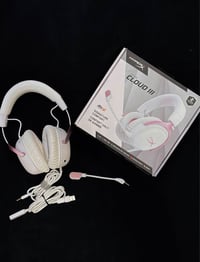 HyperX Cloud III • أبيض وردي • متعدد المنصات