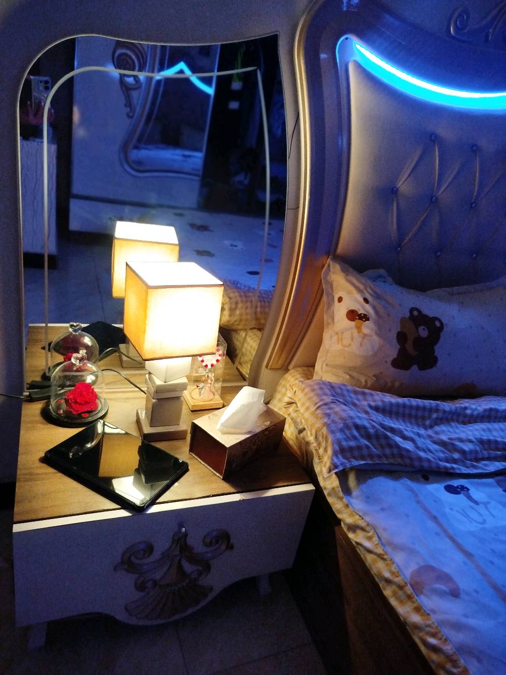 🛏️✨ للبيع – أثاث غرفة نوم 7 قطع  ✨ 
السعر قابل للتفاوض بالمعقول 🤝🏻 
الأثاث تم شراؤه قبل حوالي سنتين بسعر 2,500,000 دينار عراقي، وحالته حاليًا ممتازة ومحافظ عليه.تصميم نيو كلاسيك – مودرن عصري، محافظ عليه ونظيف استعمال شخصي فقط، والبيع بسبب تغيير الأثاث.تتكون من:
• 🛏️ سرير نفرين بتصميم أنيق مع إضاءة LED في الهيد بورد.
• 🗄️ 2 كومدينات
• 🚪 دولاب ملابس كبير بتصميم مميز ومرايا، عملي وواسع للتخزين.
• 🪞 تسريحة مع مرآة كبيرة وتصميم فاخر، تحتوي على أدراج وخزائن للتخزين.
• 🪞 مرآة طويلة مستقلة مع مجر خزن سفلي.
• 🛋️ شازلونج (Chaise Lounge)
• 🛏️ دوشك طبي نفرين هدية مع الغرفة.
شنو اسم/نوع الغرفة أو الشركة المصنّعة إذا موجود؟ وهل هي تركي لو محلي؟: 
تركي
هل القطع كلها شغّالة وزينة، خصوصًا إضاءة الـLED والدواليب والمرايا؟: 
نظيفه بحاله جيده
السعر نهائي لو قابل للتفاوض؟ وإذا أكو توصيل أو فك وتركيب، شلون يكون الاتفاق؟: 
قابل للتفاوض
