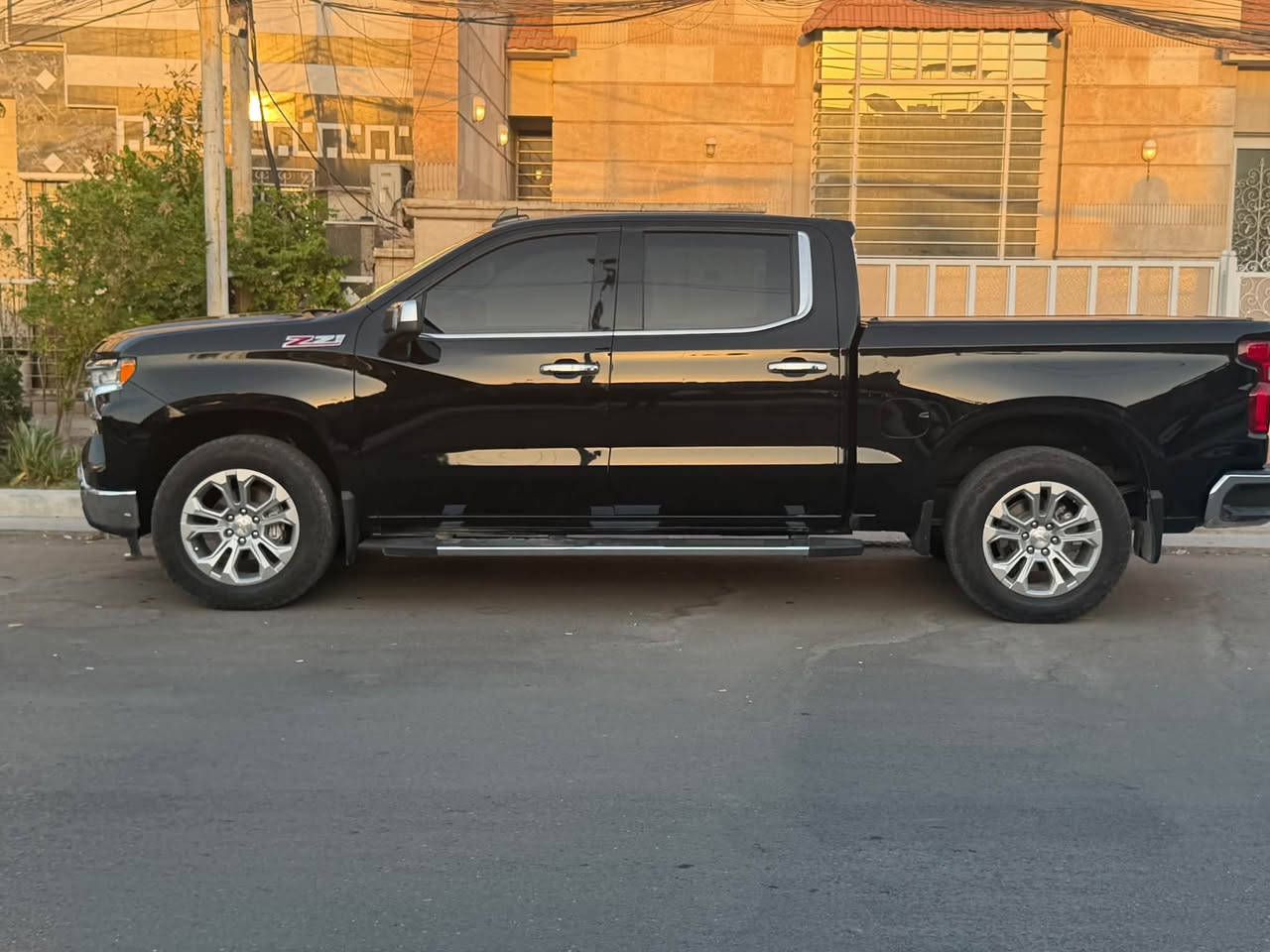 سلفادور z71 2024
المواصفات 
فول السيارة فتحة داتا شو  
كير طرح 
محرك 5700
شاشه كبيره 
ه كامرات محيطية 
السيارة مغلفه bbf ب الكامل 
السيارة بيه كتاب تضليل 80 ‎%‎ 
والبدي مغلف غطاء كامل 
السيارة ماشي قليل جدا 
للاستفسار اكثر 
الاتصال : ***********
مكان السيارة بغداد الدورة
