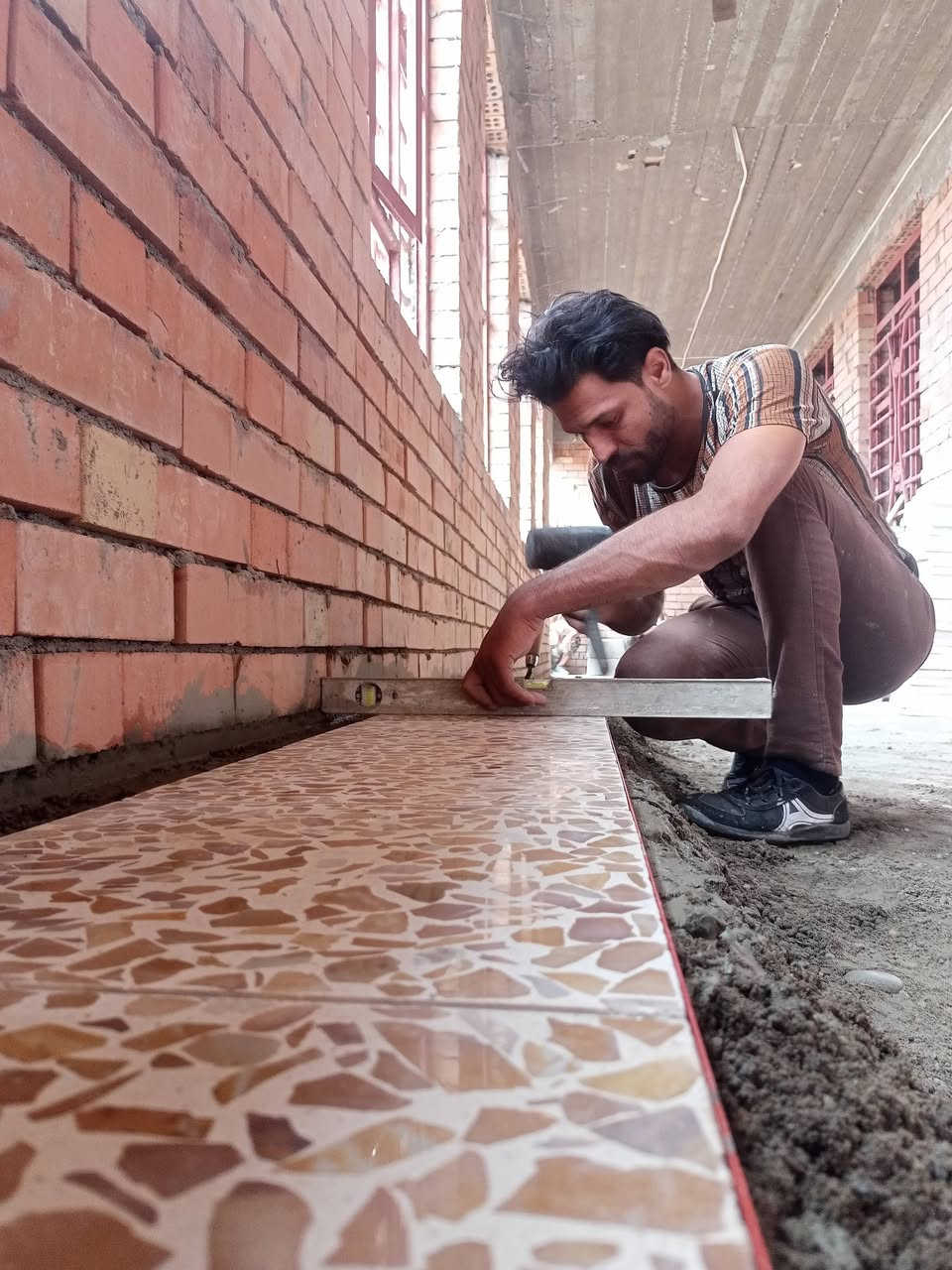 السلام عليكم خلفه سيراميك جداري ارضي شغل رقم واحد ***********
