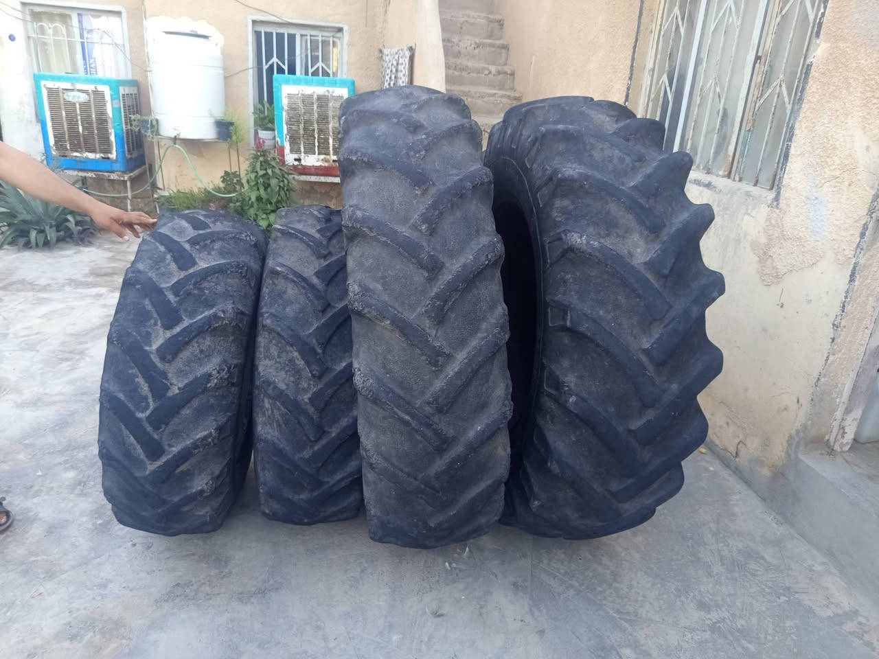 السلام عليكم عندي تايرات فوركسن أنكليزي 
حجم التاير الخلفي. 18-4-34
حجم التاير الامامي. 14-9-24
السعر مليون او نص او بي مجال
الرقم. ***********
