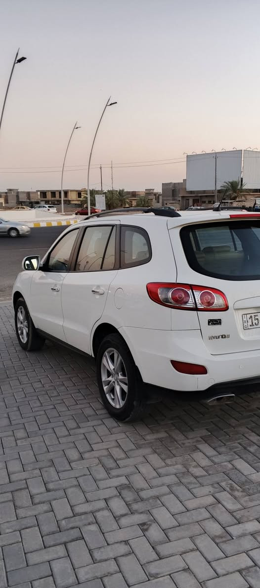 للبيع ، سيارة  كفاله عامه
عائلية مميزة ومرتبة :
​نوع السيارة: هيونداي سنتافي (Hyundai Santa Fe).
​لون السيارة: أبيض (لون ملكي ونظيف، مثل ما موضح بالصور).
​رقم اللوحة: الانبار، تحويل مباشر. 
​الموديل: [2011].6 سلندر 3500،  7 راكب. 
​حالة المحرك والگير: ماشاء الله، خير من الله ، كل  الوظائف تعمل بكفاءة.
​التبريد والتكييف: تبريد ثلج شغال بجميع الدرجات وممتاز جداً لسفرات الصيف والشتاء.
​الإطارات: الإطارات كله جديد. 
​ملاحظة إضافية: السيارة جاهزة من كلشي، وما تحتاج أي مصروف أو شغل إضافي، توكل واشتري واستلم واطلع.
​السعر: [ 165]. بيها مجال بسيط حگ الجية. 
​مكان السيارة: [ الأنبار - الفلوجه ].
​للإستفسار:   ***********
***********.
