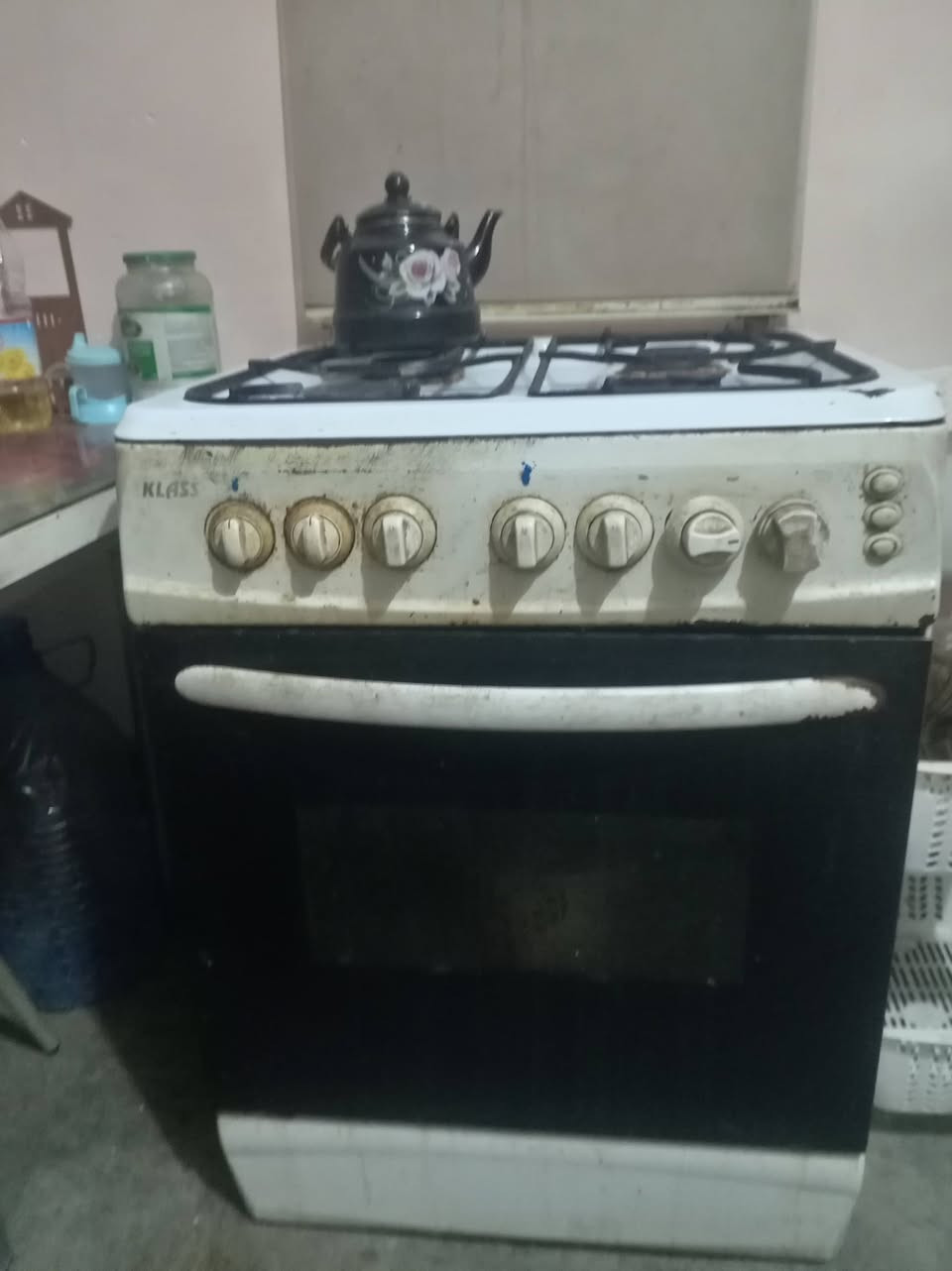 للبيع أثاث بيت كامل ميز طعام مع ٣ كرااسي + غرفه نوم +طباخ +كاونتر + مبرده  *********** اتصل ودلل
