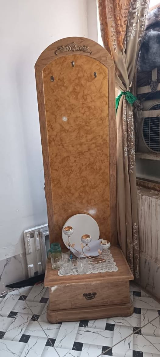 السلام عليكم قرفه أخت لجديده صناعة تركيه ماليزي ٦ بوب وتكمه ثكيله ودوشك قطعتين أصلي قطعه طبي ولقطعه جواء فد شي تريده بدون دوشك او تريدها ويه دوشك عنواني محموديه حي الجزائر السعر 800 وبيها مجال قليل وفتحتها بس شدها ***********
