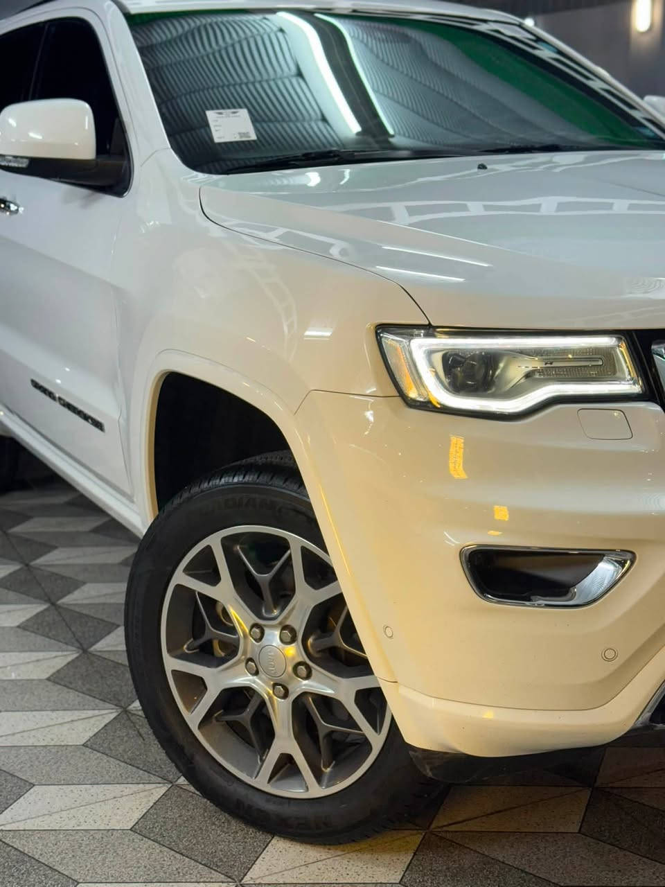 🚘 للبيع | Jeep Grand Cherokee Overland 2020 – وارد خليجي
▫️ اللون: أبيض
▫️ المحرك: V6 سعة 3.6L (3600cc)
▫️ الممشى: 127,000 كم
▫️ السيارة باسمي وتحويل مباشر داخل القرميدي.

المواصفات:
✅ سقف بانوراما
✅ جكات كهربائية (تصعد وتنزل)
✅ تدفئة وتبريد للمقاعد الأمامية
✅ رادار جانبي وخلفي
✅ وضعيات قيادة متعددة
✅ تايرات كورية، تم تبديلها وشدها قبل شهر.

🔹 السيارة نظيفة جداً واستخدام شخصي، ولا يوجد فيها سوى أثر شخط بسيط لا يؤثر على الاستخدام.

📞 للاستفسار: (***********)او خاص 

الله يرزق البائع والمشتري. مكان السياره الانبار
