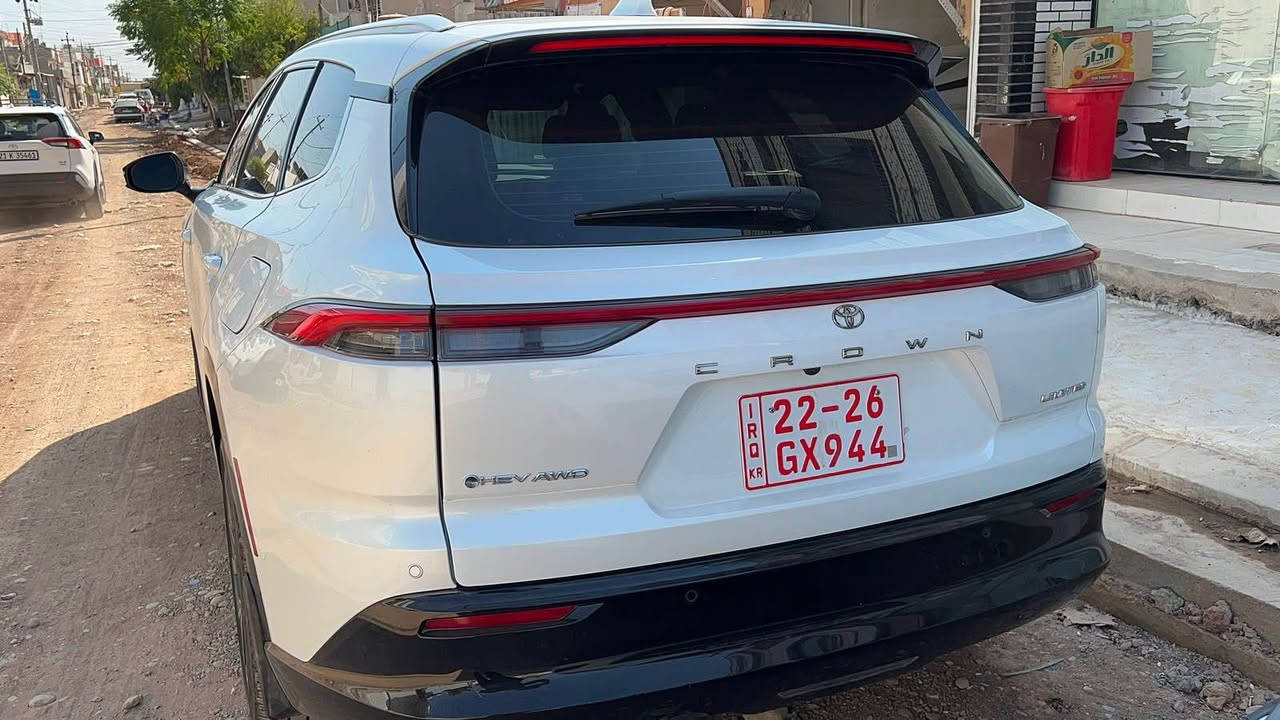 TOYOTA CROWN SIGNIA 2025 LIMITED
تۆیۆتا کراون سیگنا ٢٠٢٥ لیمیتید - فول مواسەفات
🔹 ژمارەی شانسی (VIN): ⁠JTDACAAJXS3010092⁠
🔹 ڕۆشتوو (کاتژمێر): ٣,٠٠٠ km (زۆر پاک و نوێیە)
🔹 سەربڕین و بۆیاغ (صبغ و تعديل):
 بۆیاغ: تەنها جاملغی پێشەوەی لای سایەق (کەمێک ژوورەوەی گرتووە).
 تعديل (PDR): جاملغی دواوەی لای سایەق لەگەڵ کەمێک لە بۆنیت.
✨ کورتەی گرنگترین مواسەفاتەکانی (Limited):
 مۆتۆر: ٢.٥ لیتر پێشڕەوی هایبرید (Hybrid AWD) - زۆر ئابووری لە بنزین.
 دیمەن: تایەی ٢١ ئینچ، گڵۆپی LED بەرز و نزم، بانی پۆنۆراما (Fixed Panoramic Roof).
 ناوخۆ: ساید و کوشینەکان بە تەواوی چەرم، کوشینەکانی پێشەوە و دواوە بە گەرمکەرەوە و ساردکەرەوە.
 سیستەمی دەنگ: JBL بە ١١ سپیکەر بەرزترین کوالێتی.
 سکرین: سکرینی ناوەڕاست ١٢.٣ ئینچ + شاشەی گێجەکان ١٢.٣ ئینچ دیجیتاڵی.
 سیستەمی سەلامەتی (Toyota Safety Sense 3.0): کامێرای ٣٦٠ پلە، ڕاداری پێشەوە و دواوە، دیاریکردنی هێڵی ڕێگا، خۆبژێوی لە ئیستۆپگرتن، خاڵی کوێر (BSM).
 تەکنەلۆژیا: Wireless Apple CarPlay & Android Auto، شەحنکەرەوەی بێوایەر (Wireless Charger).
📍 بۆ پەیوەندیکردن و زانیاری زیاتر: [***********] أربيل, العراق
